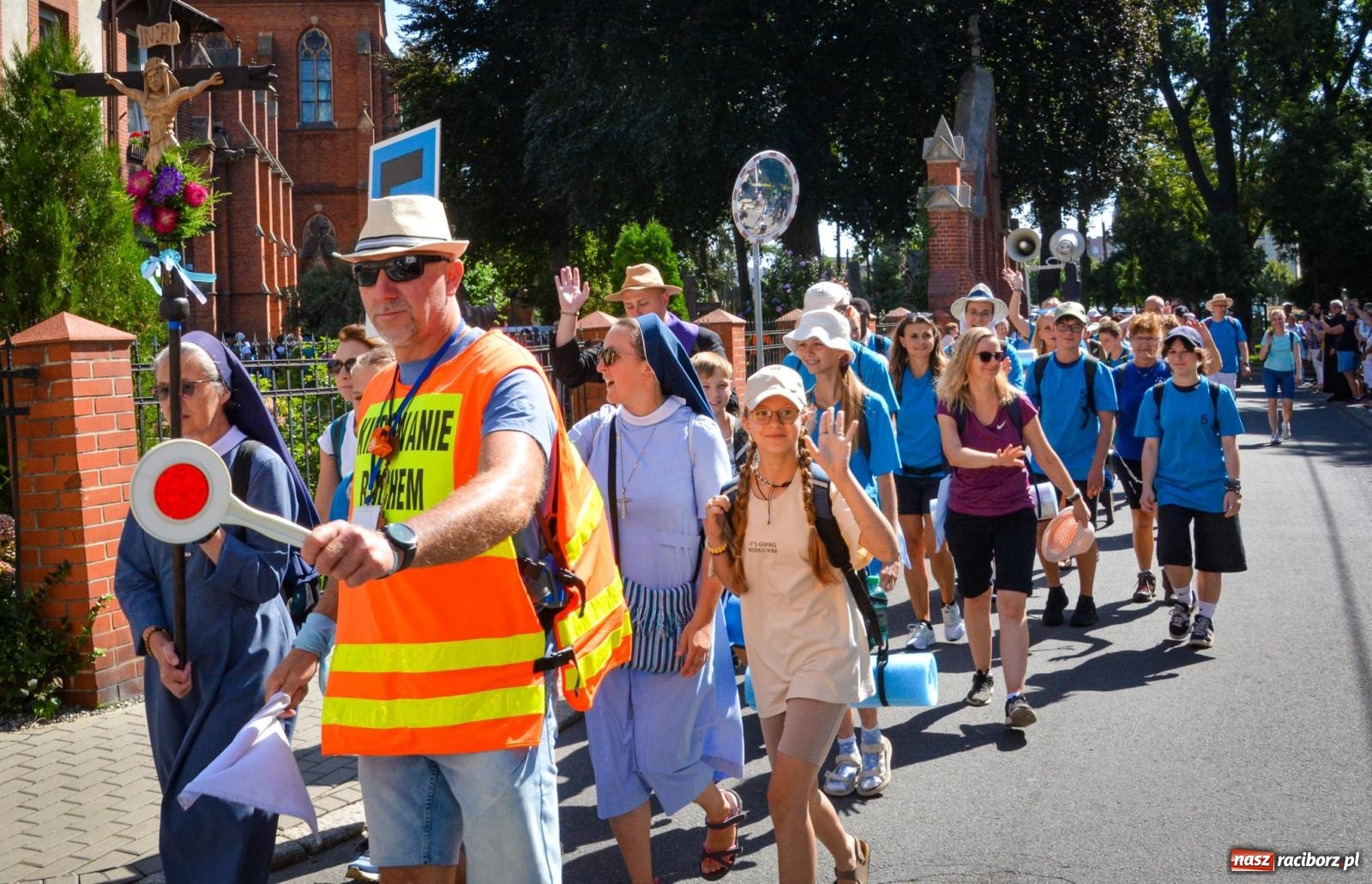 Zdjęcie w galerii na portalu naszraciborz.pl: Pielgrzymi Nadziei wyruszyli z Raciborza na Jasną Górę – Słowo Przewodnika na 49. Pieszą Pielgrzymkę Opolską wiadomości z regionu