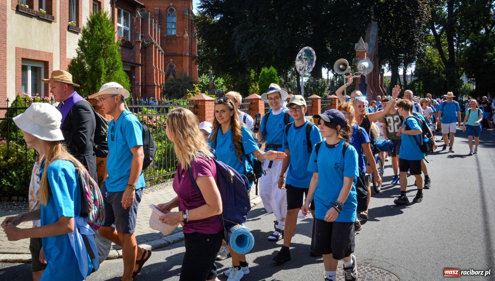 Zdjęcie w galerii na portalu naszraciborz.pl: Pielgrzymi Nadziei wyruszyli z Raciborza na Jasną Górę – Słowo Przewodnika na 49. Pieszą Pielgrzymkę Opolską wiadomości z regionu