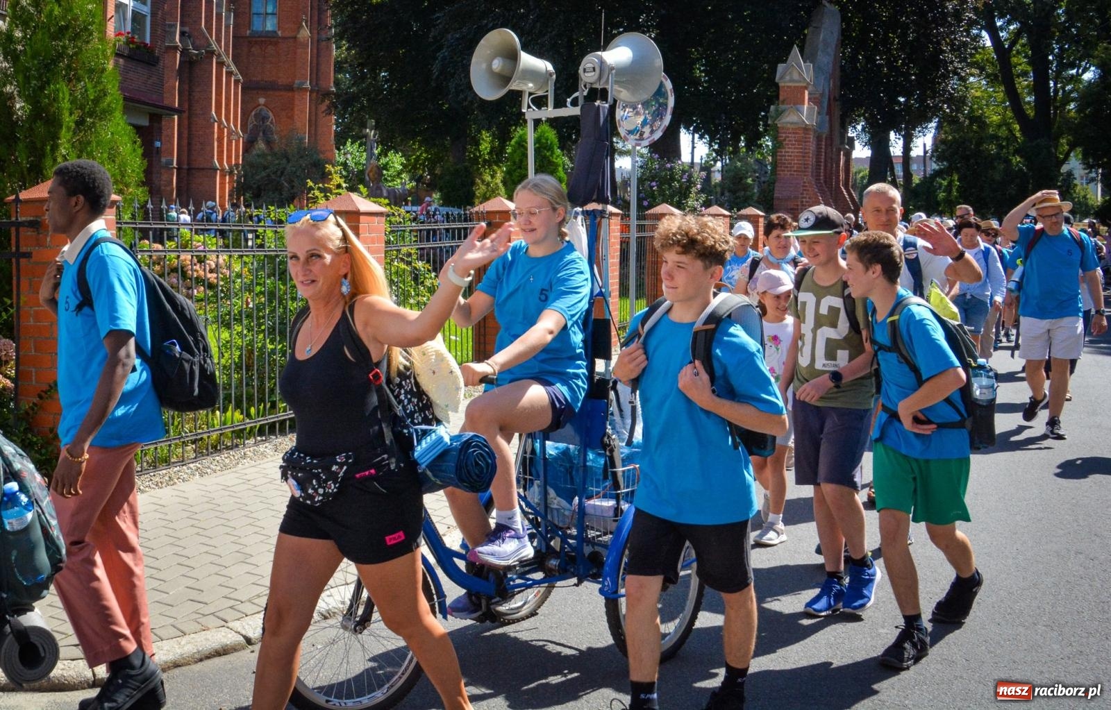 Zdjęcie w galerii na portalu naszraciborz.pl: Pielgrzymi Nadziei wyruszyli z Raciborza na Jasną Górę – Słowo Przewodnika na 49. Pieszą Pielgrzymkę Opolską wiadomości z regionu