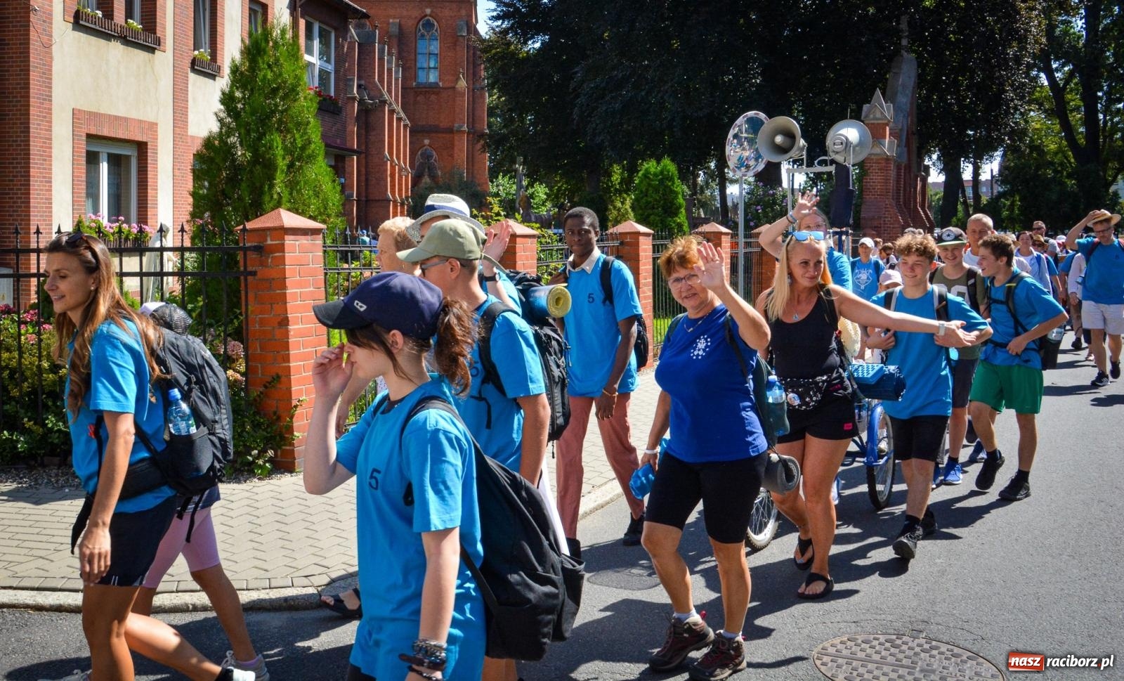 Zdjęcie w galerii na portalu naszraciborz.pl: Pielgrzymi Nadziei wyruszyli z Raciborza na Jasną Górę – Słowo Przewodnika na 49. Pieszą Pielgrzymkę Opolską wiadomości z regionu