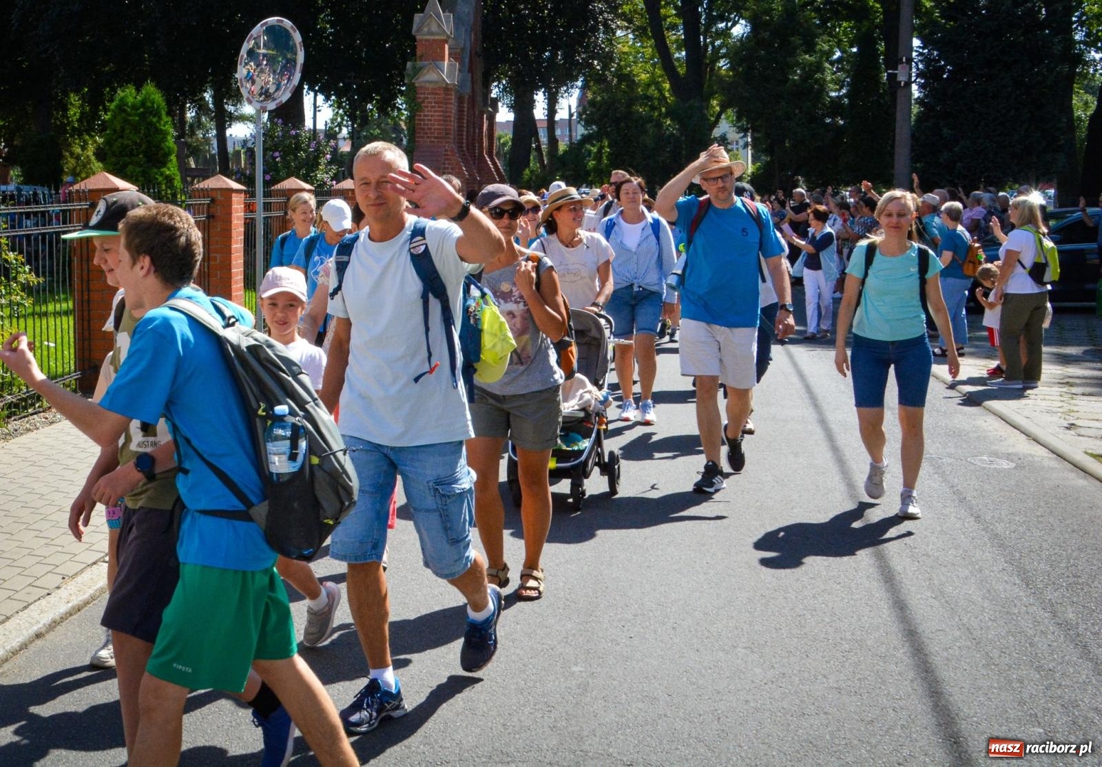 Zdjęcie w galerii na portalu naszraciborz.pl: Pielgrzymi Nadziei wyruszyli z Raciborza na Jasną Górę – Słowo Przewodnika na 49. Pieszą Pielgrzymkę Opolską wiadomości z regionu