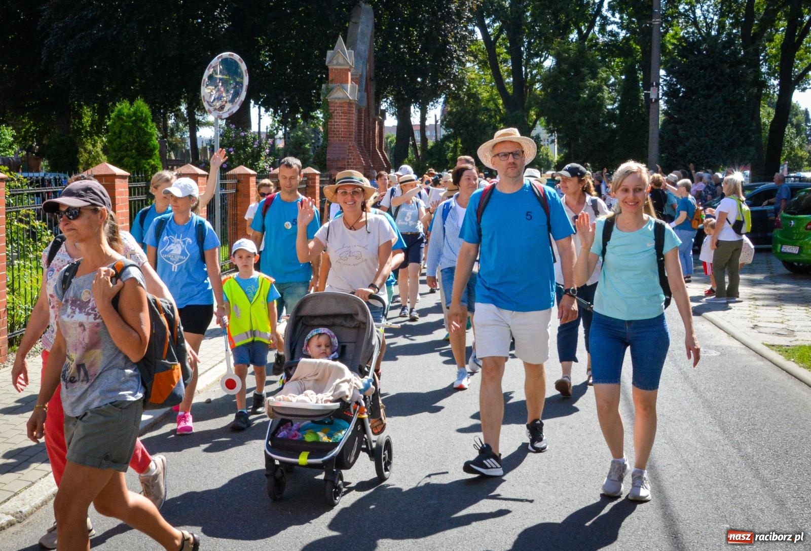 Zdjęcie w galerii na portalu naszraciborz.pl: Pielgrzymi Nadziei wyruszyli z Raciborza na Jasną Górę – Słowo Przewodnika na 49. Pieszą Pielgrzymkę Opolską wiadomości z regionu