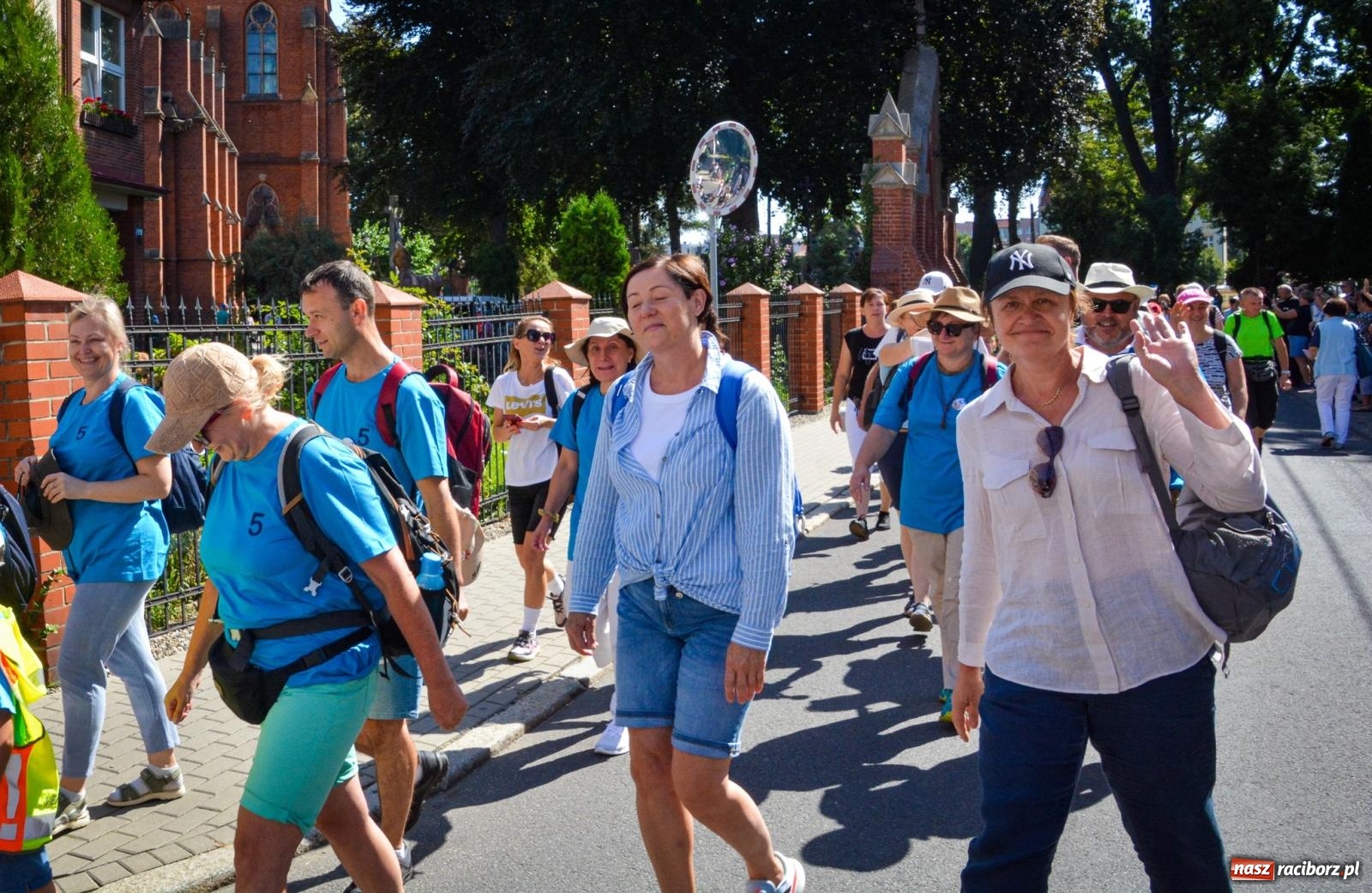 Zdjęcie w galerii na portalu naszraciborz.pl: Pielgrzymi Nadziei wyruszyli z Raciborza na Jasną Górę – Słowo Przewodnika na 49. Pieszą Pielgrzymkę Opolską wiadomości z regionu
