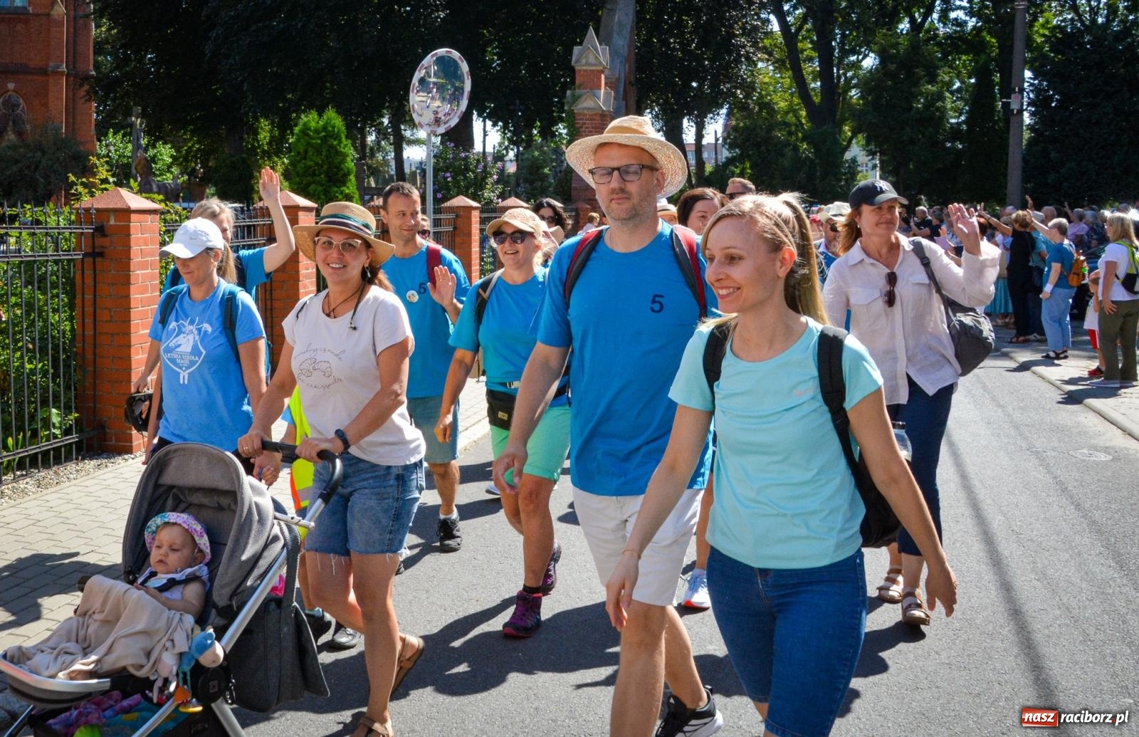 Zdjęcie w galerii na portalu naszraciborz.pl: Pielgrzymi Nadziei wyruszyli z Raciborza na Jasną Górę – Słowo Przewodnika na 49. Pieszą Pielgrzymkę Opolską wiadomości z regionu