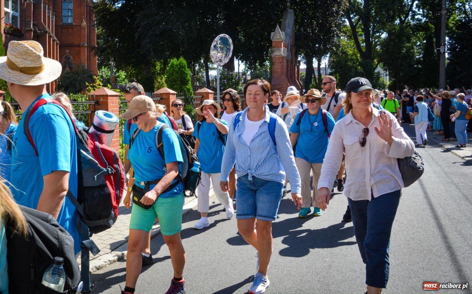 Zdjęcie w galerii na portalu naszraciborz.pl: Pielgrzymi Nadziei wyruszyli z Raciborza na Jasną Górę – Słowo Przewodnika na 49. Pieszą Pielgrzymkę Opolską wiadomości z regionu