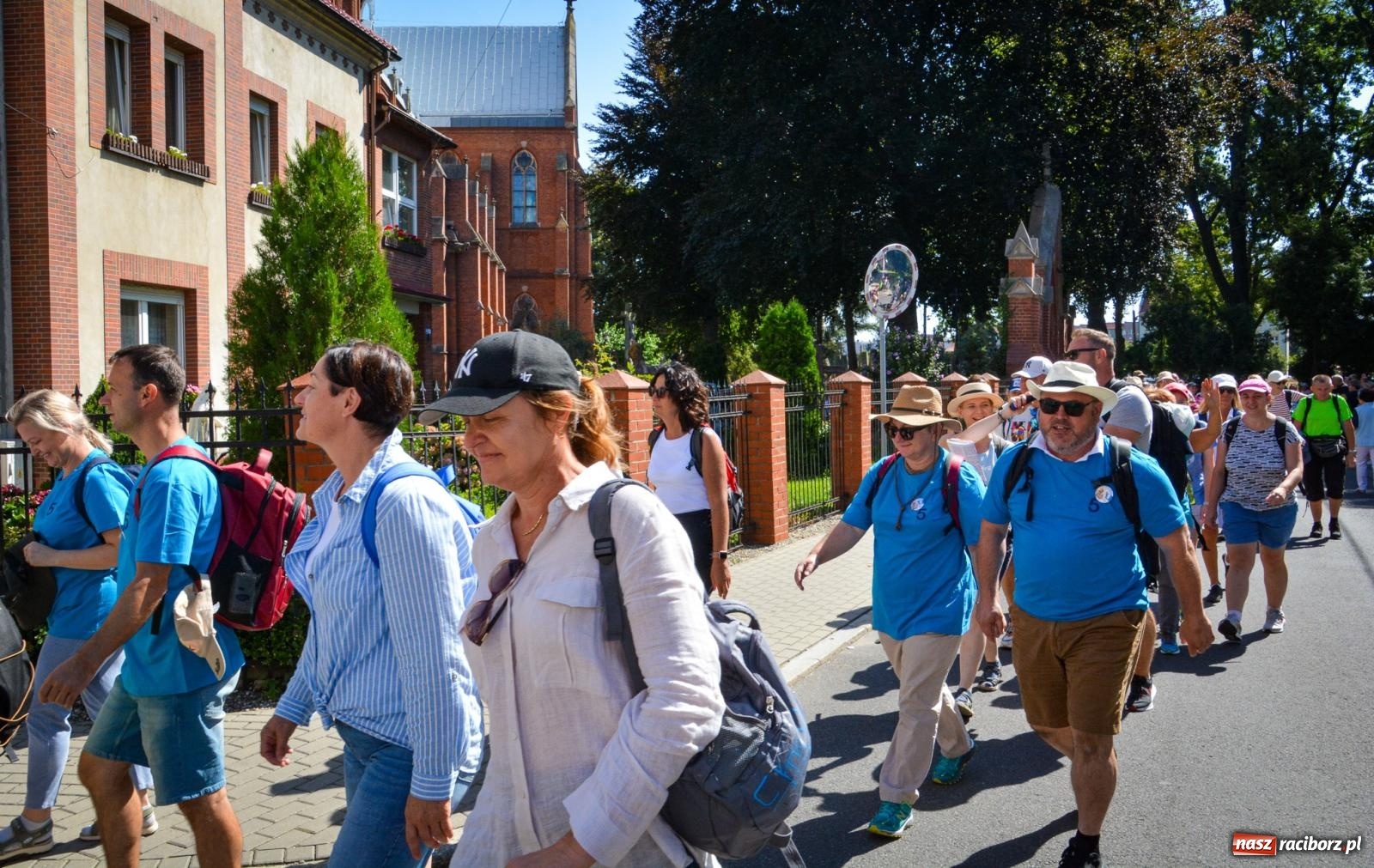 Zdjęcie w galerii na portalu naszraciborz.pl: Pielgrzymi Nadziei wyruszyli z Raciborza na Jasną Górę – Słowo Przewodnika na 49. Pieszą Pielgrzymkę Opolską wiadomości z regionu