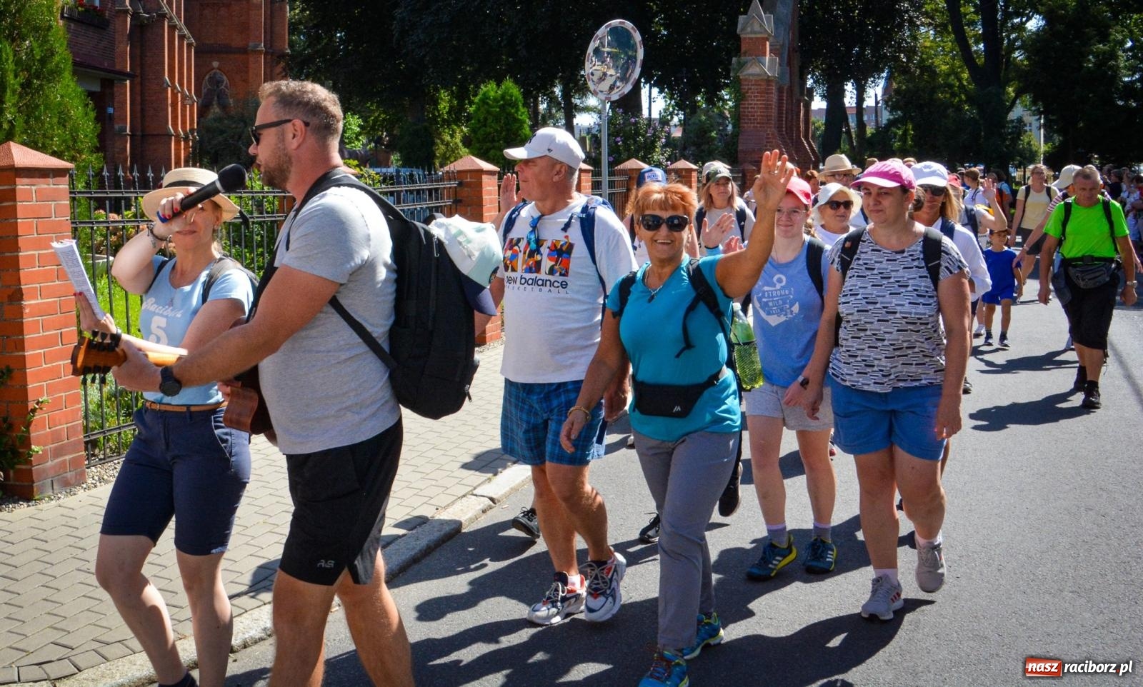 Zdjęcie w galerii na portalu naszraciborz.pl: Pielgrzymi Nadziei wyruszyli z Raciborza na Jasną Górę – Słowo Przewodnika na 49. Pieszą Pielgrzymkę Opolską wiadomości z regionu