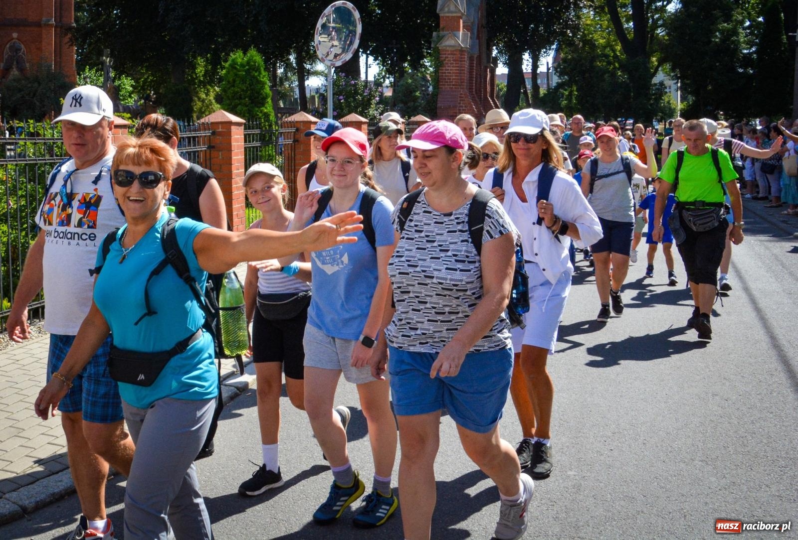 Zdjęcie w galerii na portalu naszraciborz.pl: Pielgrzymi Nadziei wyruszyli z Raciborza na Jasną Górę – Słowo Przewodnika na 49. Pieszą Pielgrzymkę Opolską wiadomości z regionu