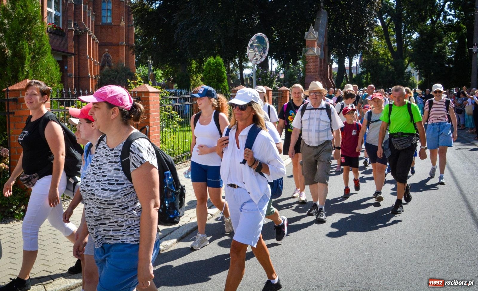 Zdjęcie w galerii na portalu naszraciborz.pl: Pielgrzymi Nadziei wyruszyli z Raciborza na Jasną Górę – Słowo Przewodnika na 49. Pieszą Pielgrzymkę Opolską wiadomości z regionu