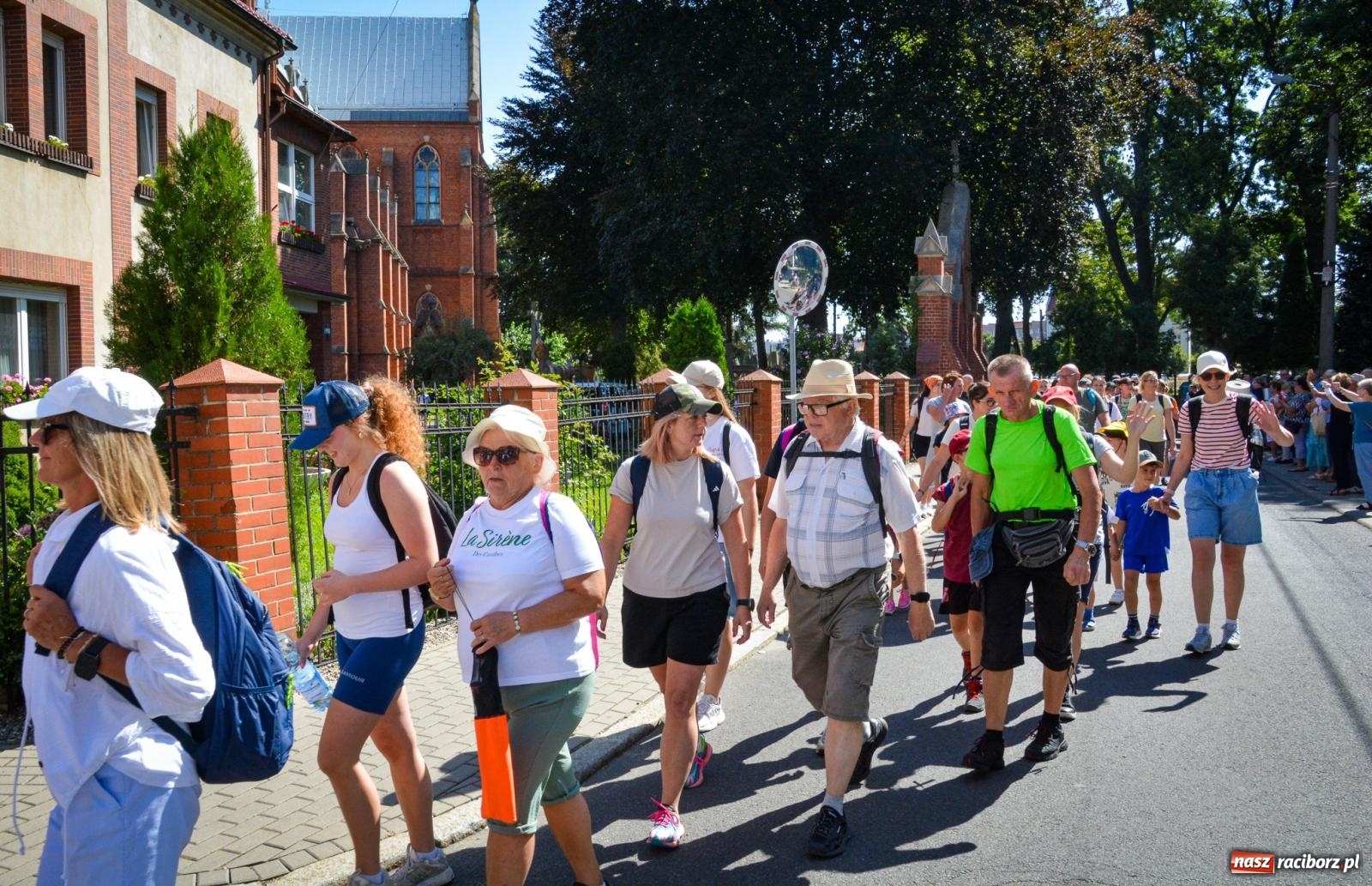 Zdjęcie w galerii na portalu naszraciborz.pl: Pielgrzymi Nadziei wyruszyli z Raciborza na Jasną Górę – Słowo Przewodnika na 49. Pieszą Pielgrzymkę Opolską wiadomości z regionu