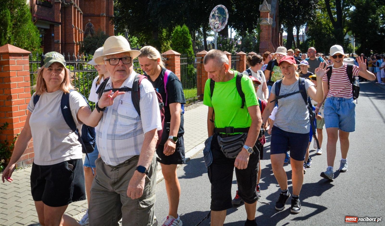 Zdjęcie w galerii na portalu naszraciborz.pl: Pielgrzymi Nadziei wyruszyli z Raciborza na Jasną Górę – Słowo Przewodnika na 49. Pieszą Pielgrzymkę Opolską wiadomości z regionu