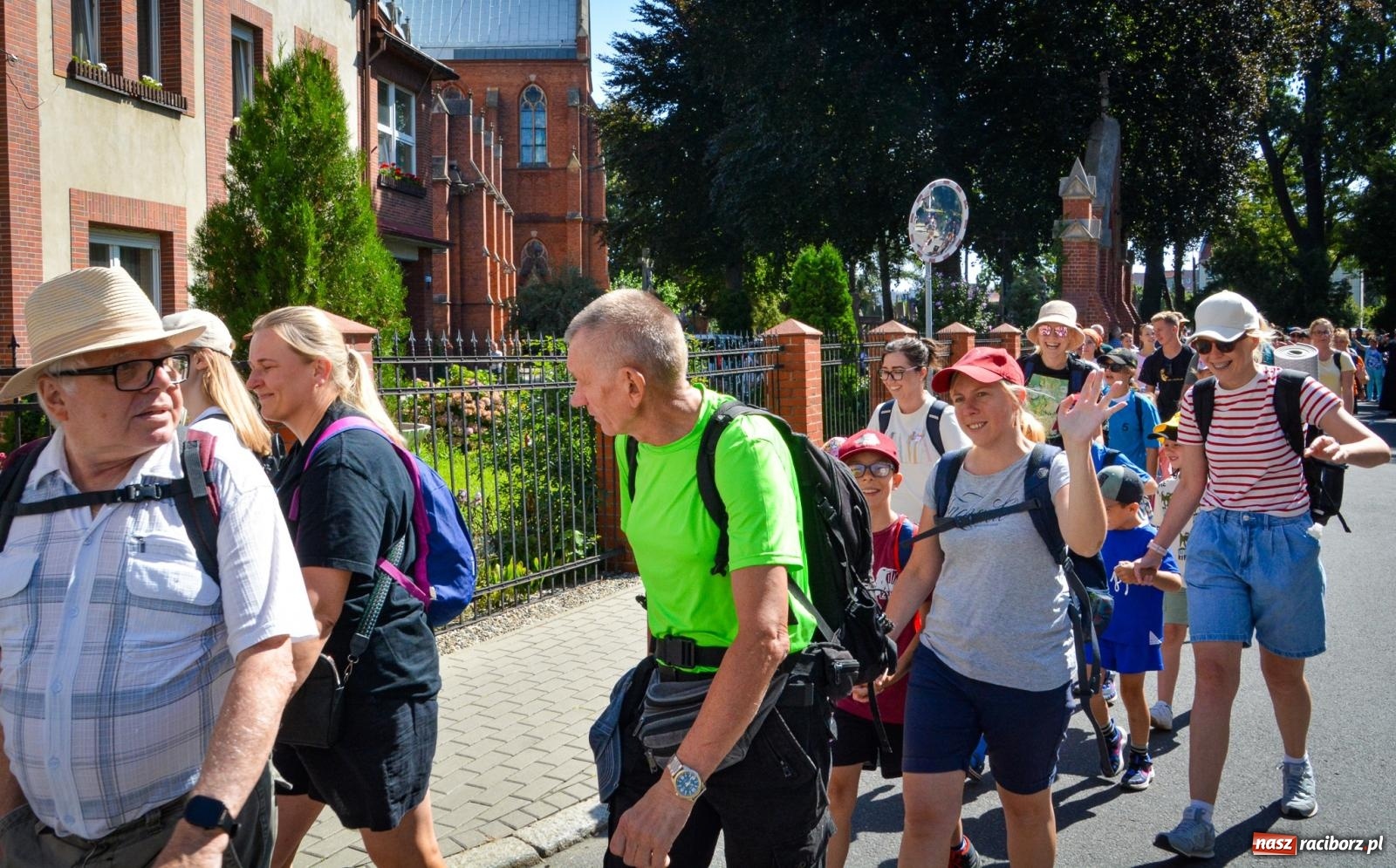 Zdjęcie w galerii na portalu naszraciborz.pl: Pielgrzymi Nadziei wyruszyli z Raciborza na Jasną Górę – Słowo Przewodnika na 49. Pieszą Pielgrzymkę Opolską wiadomości z regionu