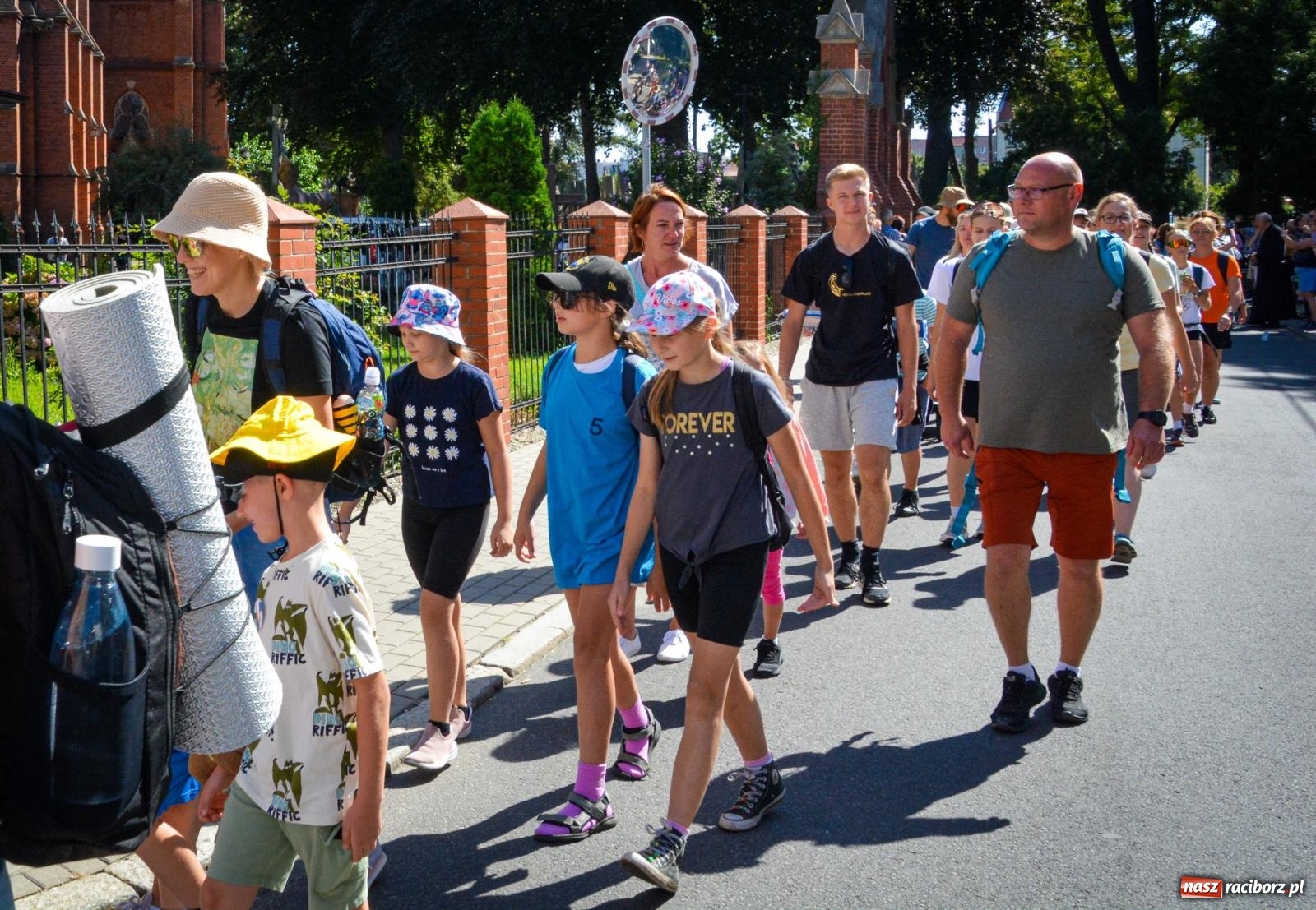 Zdjęcie w galerii na portalu naszraciborz.pl: Pielgrzymi Nadziei wyruszyli z Raciborza na Jasną Górę – Słowo Przewodnika na 49. Pieszą Pielgrzymkę Opolską wiadomości z regionu