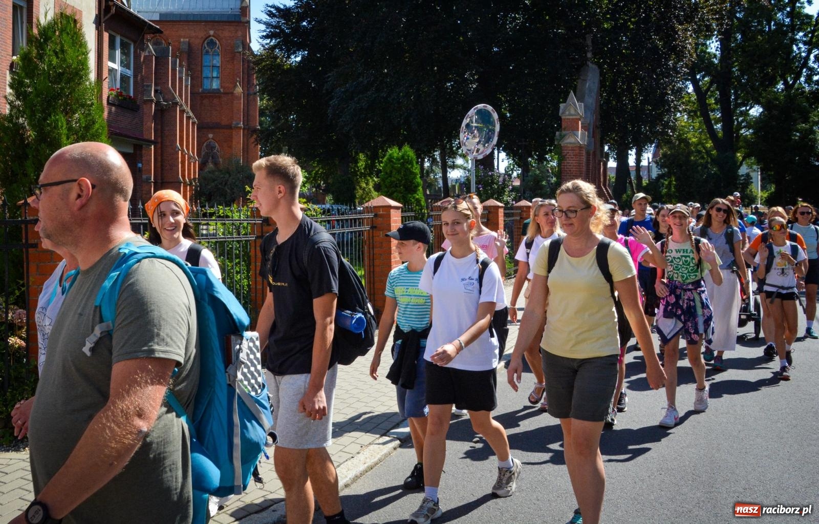 Zdjęcie w galerii na portalu naszraciborz.pl: Pielgrzymi Nadziei wyruszyli z Raciborza na Jasną Górę – Słowo Przewodnika na 49. Pieszą Pielgrzymkę Opolską wiadomości z regionu