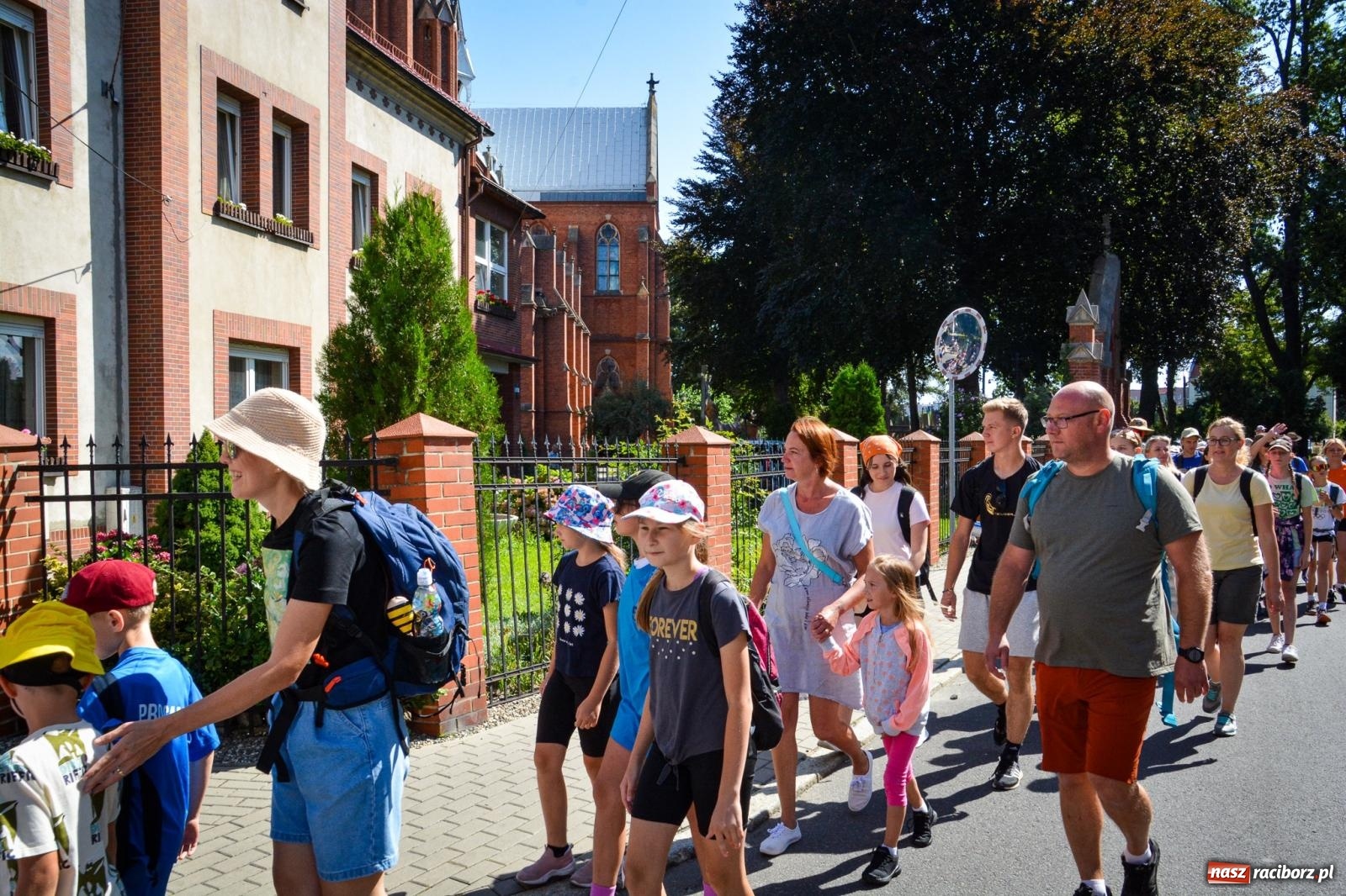 Zdjęcie w galerii na portalu naszraciborz.pl: Pielgrzymi Nadziei wyruszyli z Raciborza na Jasną Górę – Słowo Przewodnika na 49. Pieszą Pielgrzymkę Opolską wiadomości z regionu