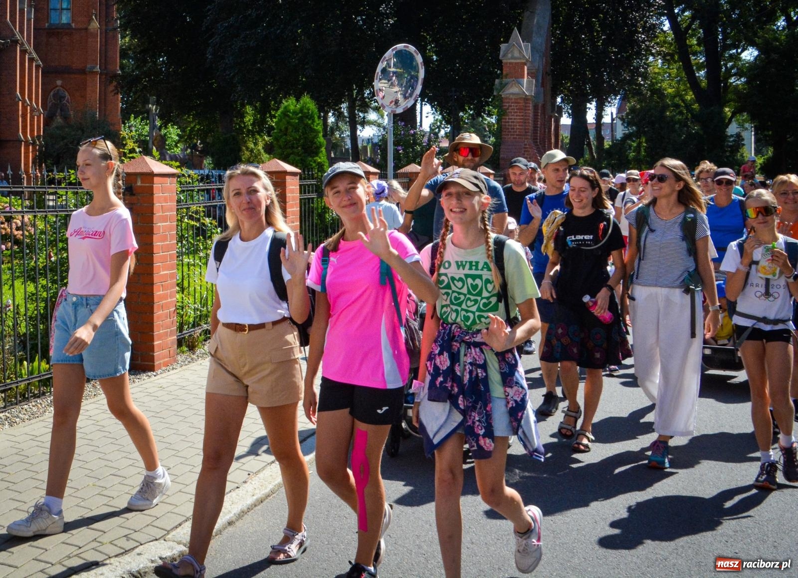 Zdjęcie w galerii na portalu naszraciborz.pl: Pielgrzymi Nadziei wyruszyli z Raciborza na Jasną Górę – Słowo Przewodnika na 49. Pieszą Pielgrzymkę Opolską wiadomości z regionu