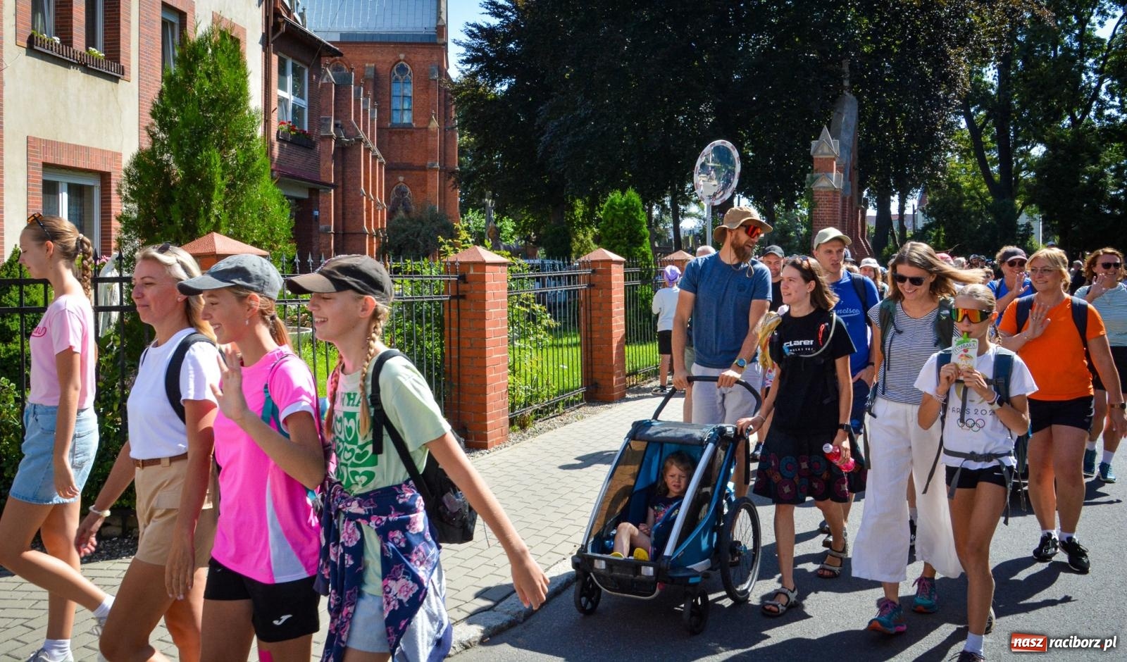 Zdjęcie w galerii na portalu naszraciborz.pl: Pielgrzymi Nadziei wyruszyli z Raciborza na Jasną Górę – Słowo Przewodnika na 49. Pieszą Pielgrzymkę Opolską wiadomości z regionu