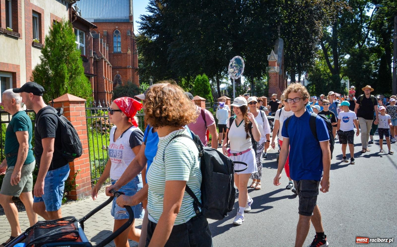 Zdjęcie w galerii na portalu naszraciborz.pl: Pielgrzymi Nadziei wyruszyli z Raciborza na Jasną Górę – Słowo Przewodnika na 49. Pieszą Pielgrzymkę Opolską wiadomości z regionu
