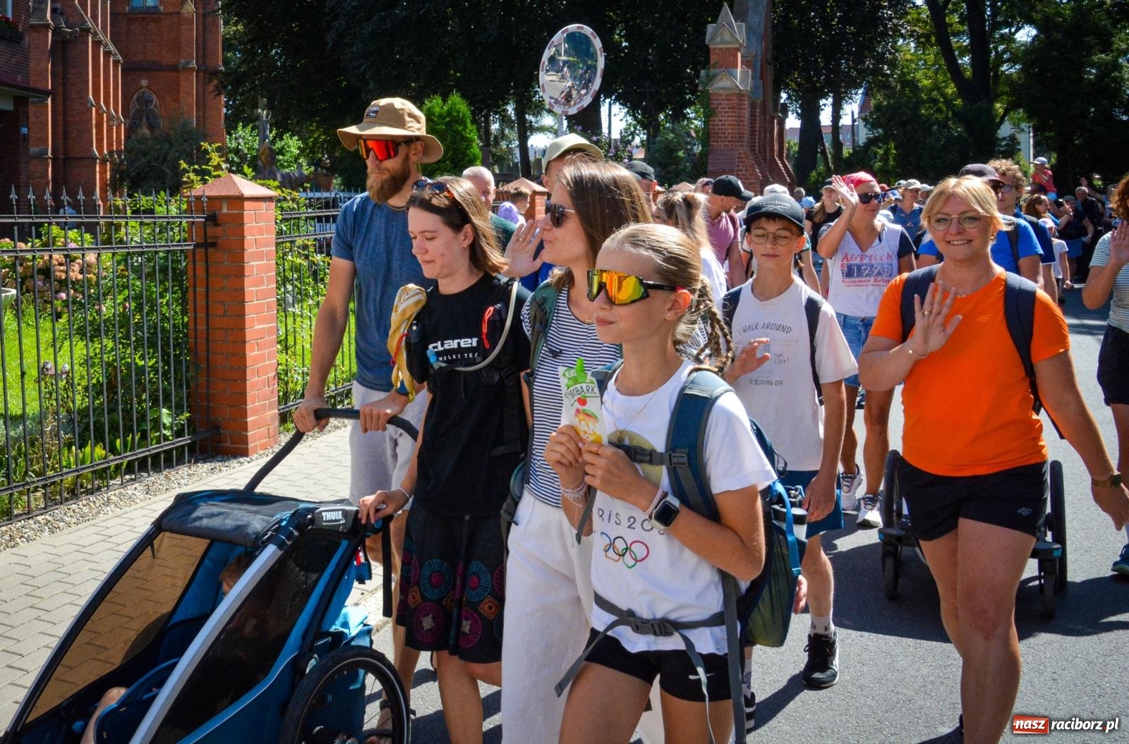 Zdjęcie w galerii na portalu naszraciborz.pl: Pielgrzymi Nadziei wyruszyli z Raciborza na Jasną Górę – Słowo Przewodnika na 49. Pieszą Pielgrzymkę Opolską wiadomości z regionu