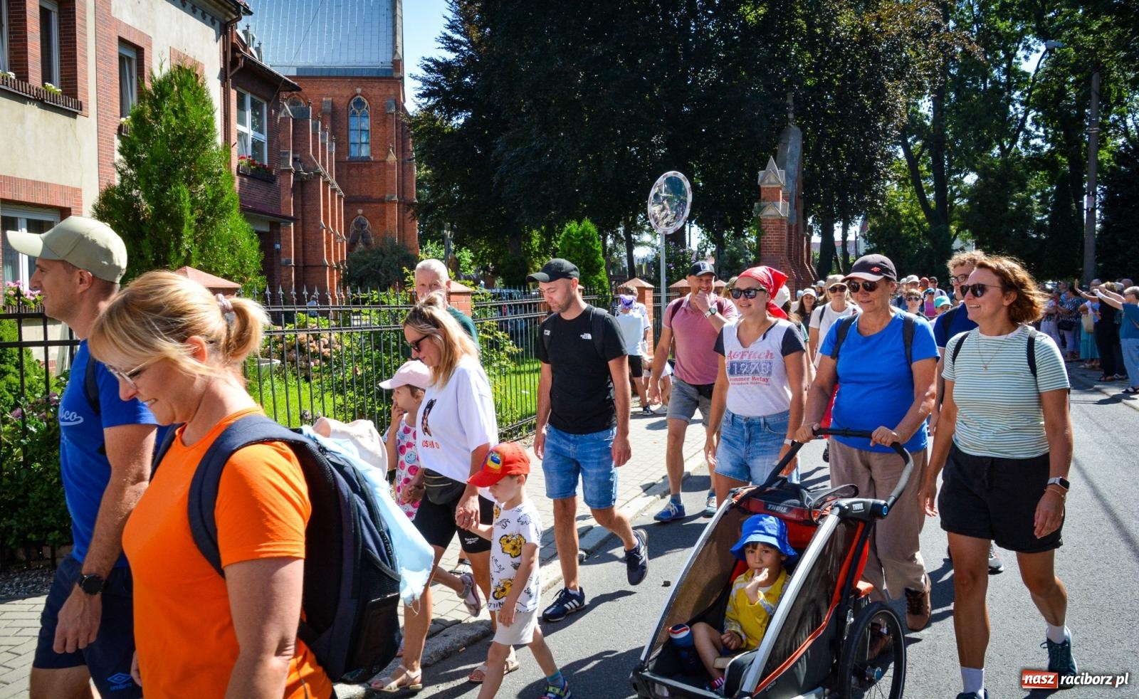 Zdjęcie w galerii na portalu naszraciborz.pl: Pielgrzymi Nadziei wyruszyli z Raciborza na Jasną Górę – Słowo Przewodnika na 49. Pieszą Pielgrzymkę Opolską wiadomości z regionu