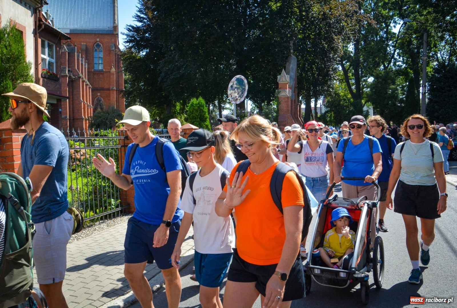 Zdjęcie w galerii na portalu naszraciborz.pl: Pielgrzymi Nadziei wyruszyli z Raciborza na Jasną Górę – Słowo Przewodnika na 49. Pieszą Pielgrzymkę Opolską wiadomości z regionu