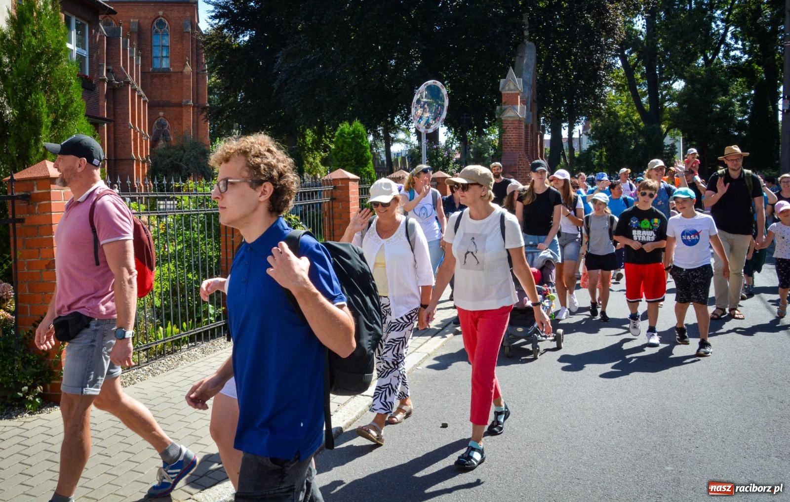 Zdjęcie w galerii na portalu naszraciborz.pl: Pielgrzymi Nadziei wyruszyli z Raciborza na Jasną Górę – Słowo Przewodnika na 49. Pieszą Pielgrzymkę Opolską wiadomości z regionu