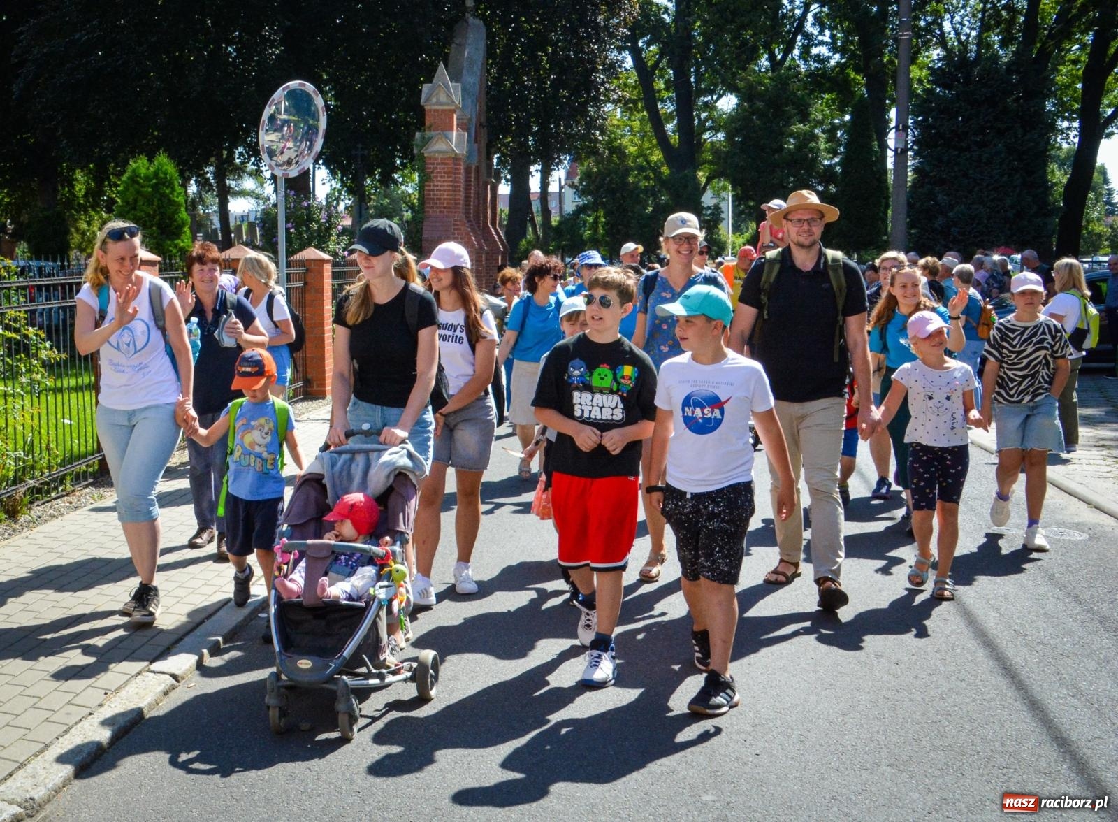 Zdjęcie w galerii na portalu naszraciborz.pl: Pielgrzymi Nadziei wyruszyli z Raciborza na Jasną Górę – Słowo Przewodnika na 49. Pieszą Pielgrzymkę Opolską wiadomości z regionu