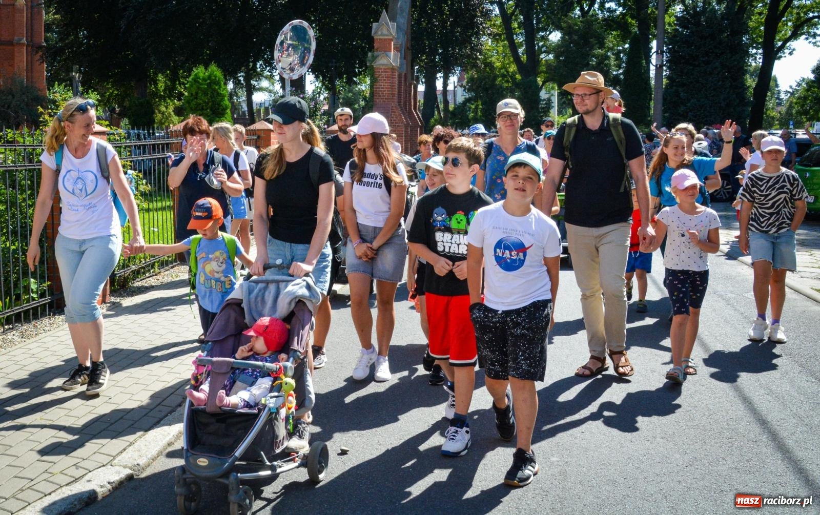 Zdjęcie w galerii na portalu naszraciborz.pl: Pielgrzymi Nadziei wyruszyli z Raciborza na Jasną Górę – Słowo Przewodnika na 49. Pieszą Pielgrzymkę Opolską wiadomości z regionu