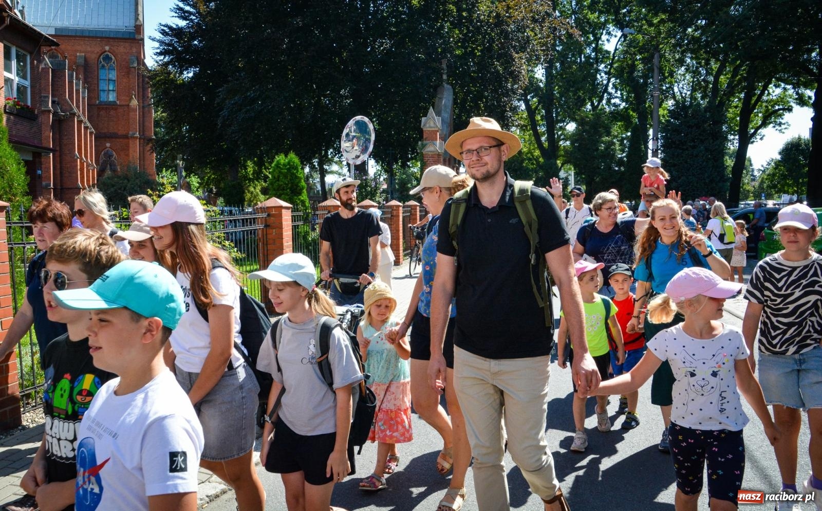 Zdjęcie w galerii na portalu naszraciborz.pl: Pielgrzymi Nadziei wyruszyli z Raciborza na Jasną Górę – Słowo Przewodnika na 49. Pieszą Pielgrzymkę Opolską wiadomości z regionu