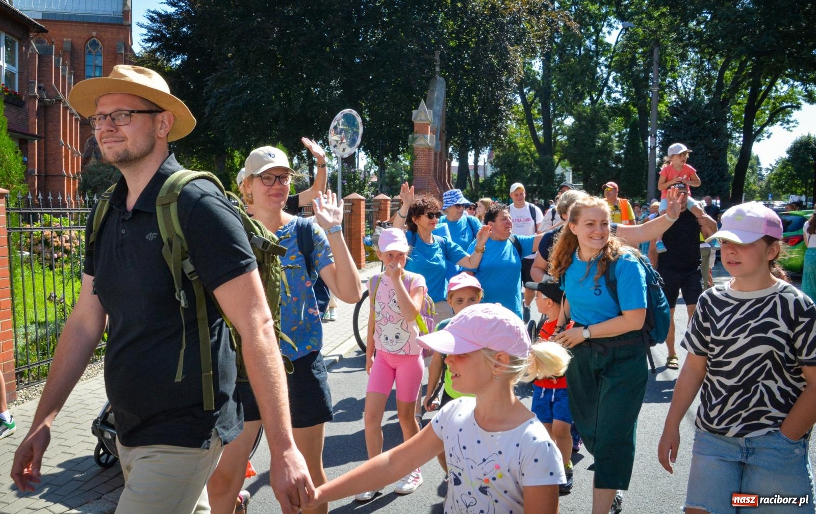 Zdjęcie w galerii na portalu naszraciborz.pl: Pielgrzymi Nadziei wyruszyli z Raciborza na Jasną Górę – Słowo Przewodnika na 49. Pieszą Pielgrzymkę Opolską wiadomości z regionu