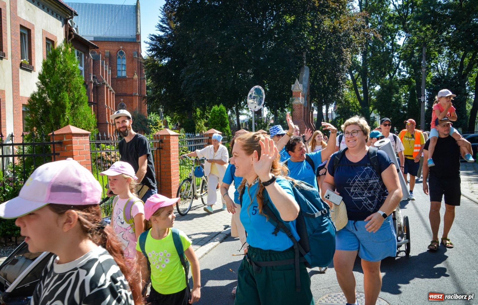Zdjęcie w galerii na portalu naszraciborz.pl: Pielgrzymi Nadziei wyruszyli z Raciborza na Jasną Górę – Słowo Przewodnika na 49. Pieszą Pielgrzymkę Opolską wiadomości z regionu