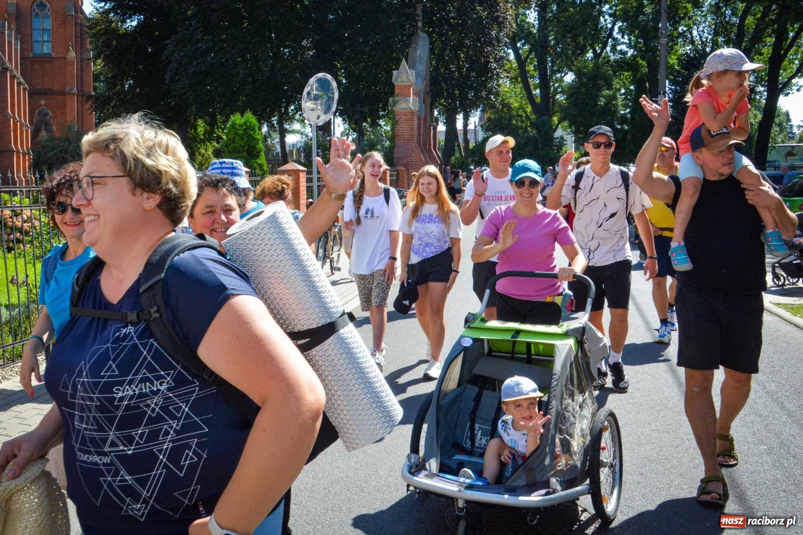 Zdjęcie w galerii na portalu naszraciborz.pl: Pielgrzymi Nadziei wyruszyli z Raciborza na Jasną Górę – Słowo Przewodnika na 49. Pieszą Pielgrzymkę Opolską wiadomości z regionu