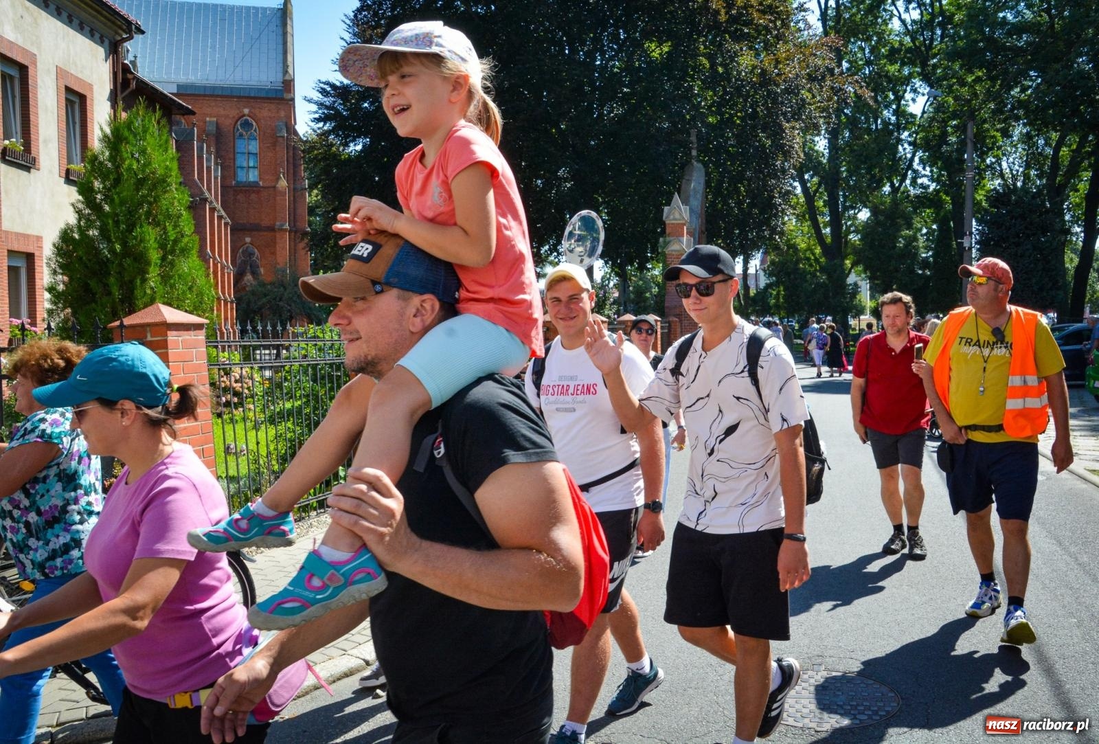 Zdjęcie w galerii na portalu naszraciborz.pl: Pielgrzymi Nadziei wyruszyli z Raciborza na Jasną Górę – Słowo Przewodnika na 49. Pieszą Pielgrzymkę Opolską wiadomości z regionu