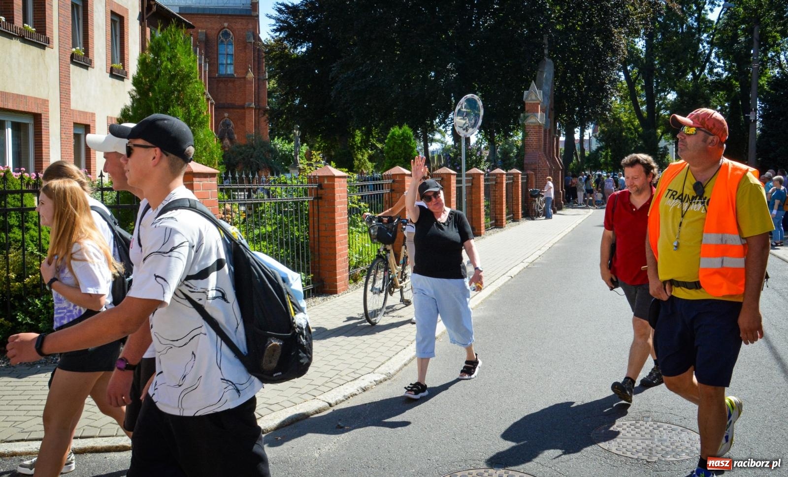 Zdjęcie w galerii na portalu naszraciborz.pl: Pielgrzymi Nadziei wyruszyli z Raciborza na Jasną Górę – Słowo Przewodnika na 49. Pieszą Pielgrzymkę Opolską wiadomości z regionu