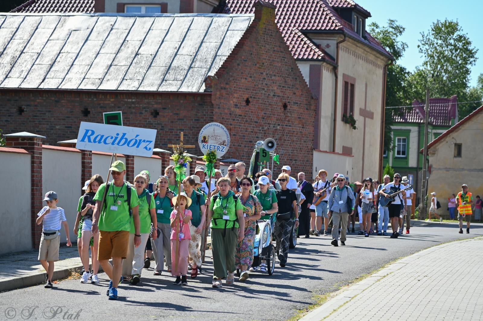 Zdjęcie w galerii na portalu naszraciborz.pl: Na szlaku wiary i nadziei – pielgrzymi z powiatu raciborskiego w drodze na Jasną Górę [FOTO na bis!] wiadomości z regionu