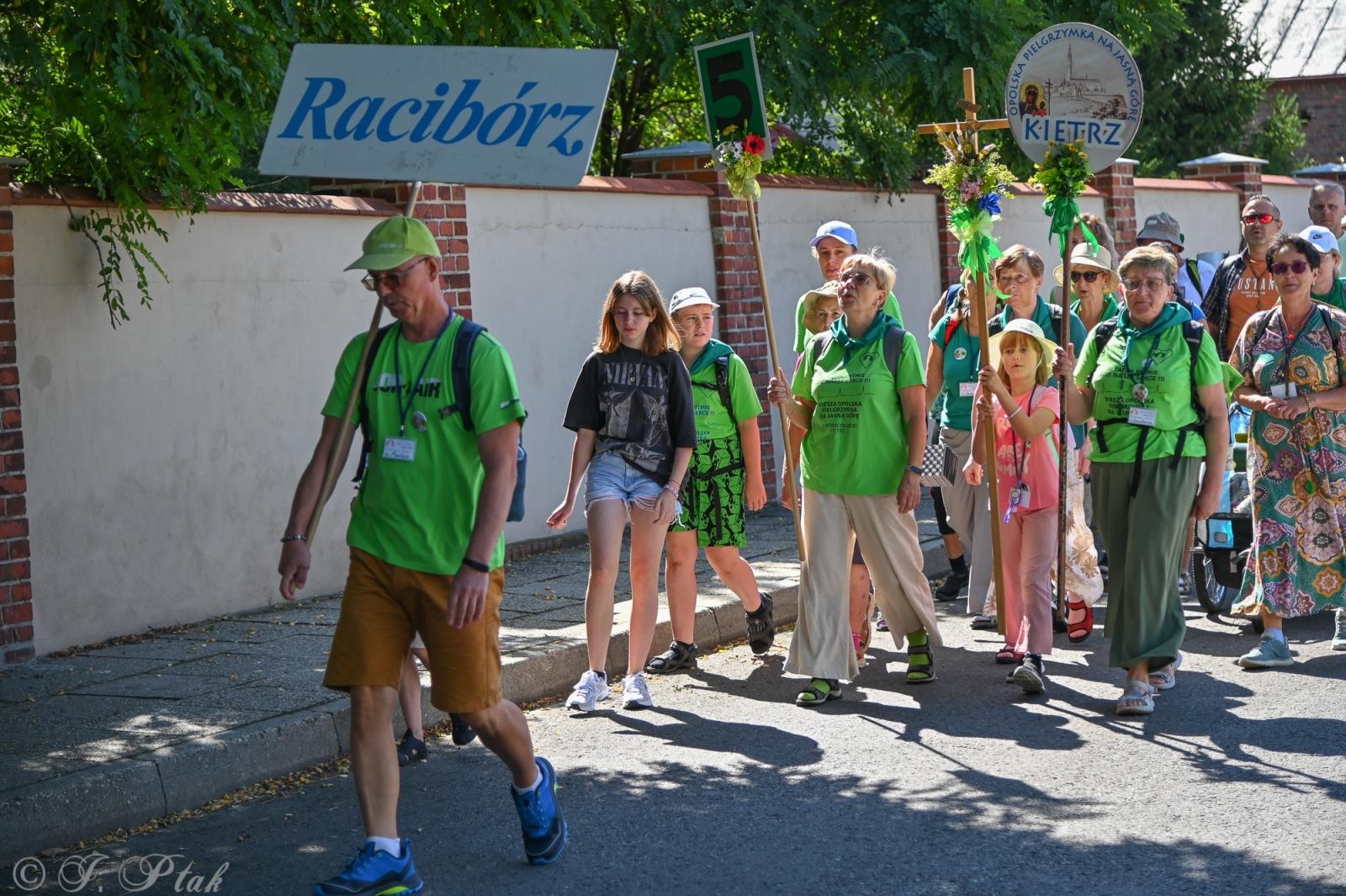 Zdjęcie w galerii na portalu naszraciborz.pl: Na szlaku wiary i nadziei – pielgrzymi z powiatu raciborskiego w drodze na Jasną Górę [FOTO na bis!] wiadomości z regionu