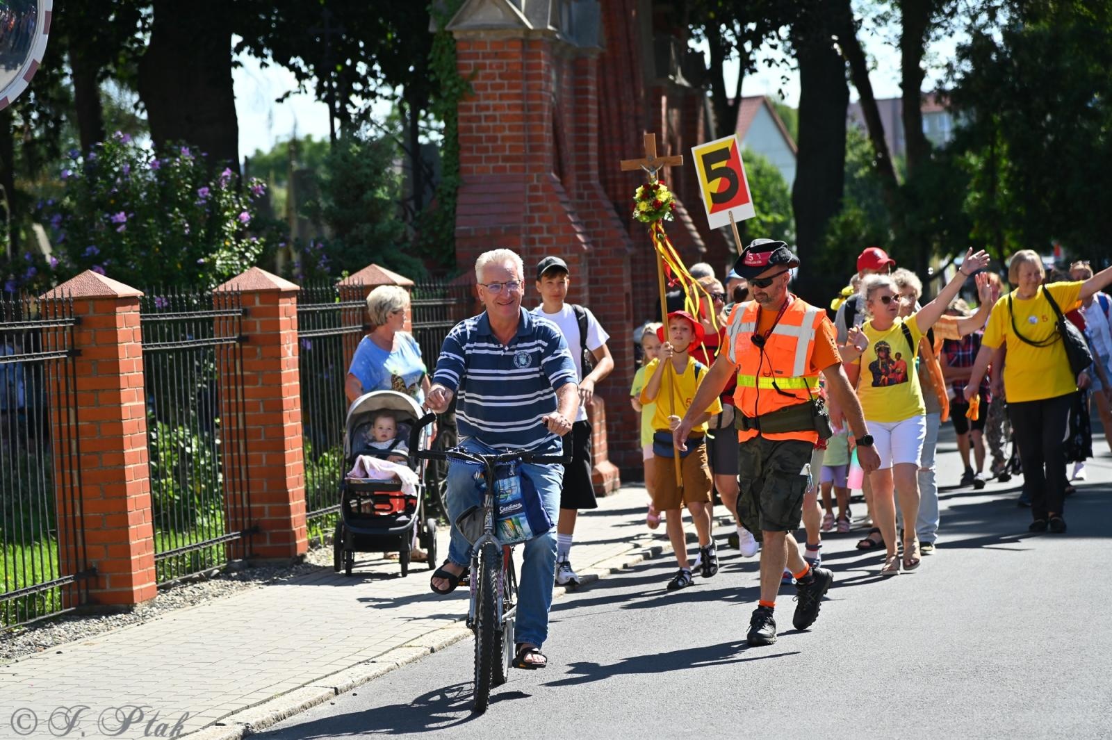 Zdjęcie w galerii na portalu naszraciborz.pl: Na szlaku wiary i nadziei – pielgrzymi z powiatu raciborskiego w drodze na Jasną Górę [FOTO na bis!] wiadomości z regionu