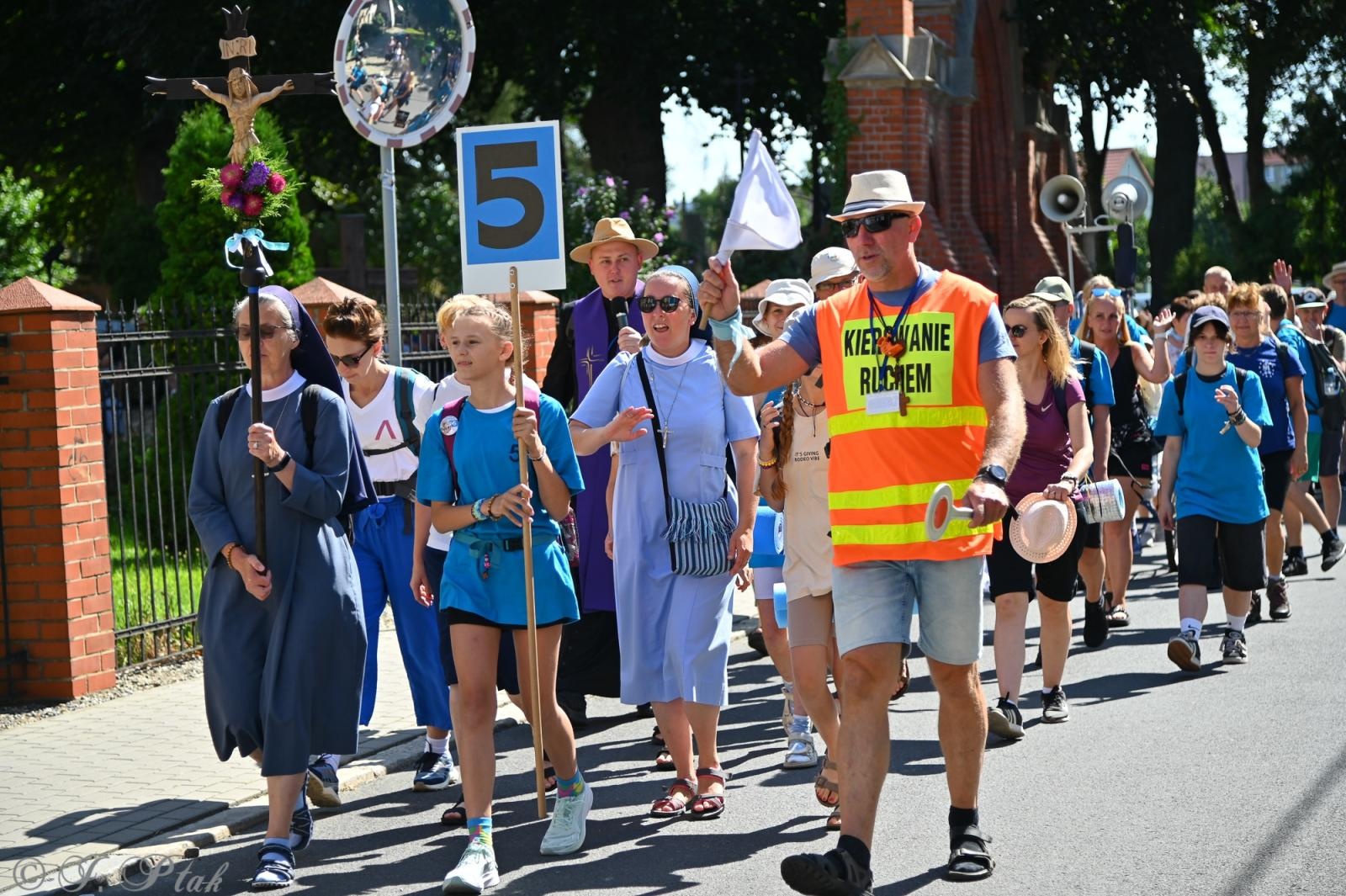 Zdjęcie w galerii na portalu naszraciborz.pl: Na szlaku wiary i nadziei – pielgrzymi z powiatu raciborskiego w drodze na Jasną Górę [FOTO na bis!] wiadomości z regionu