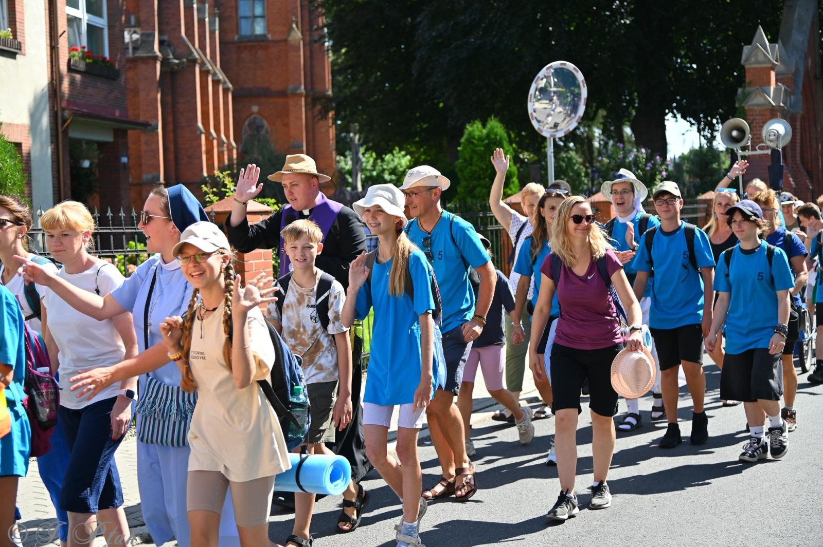 Zdjęcie w galerii na portalu naszraciborz.pl: Na szlaku wiary i nadziei – pielgrzymi z powiatu raciborskiego w drodze na Jasną Górę [FOTO na bis!] wiadomości z regionu