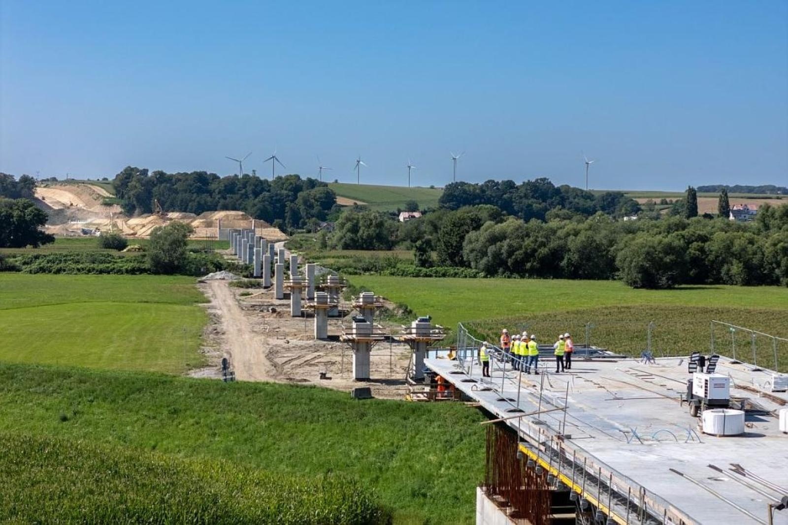 Zdjęcie w galerii na portalu naszraciborz.pl: Nowy most na Odrze rośnie w oczach – z bliska widać, jak powstają jego potężne elementy wiadomości z regionu