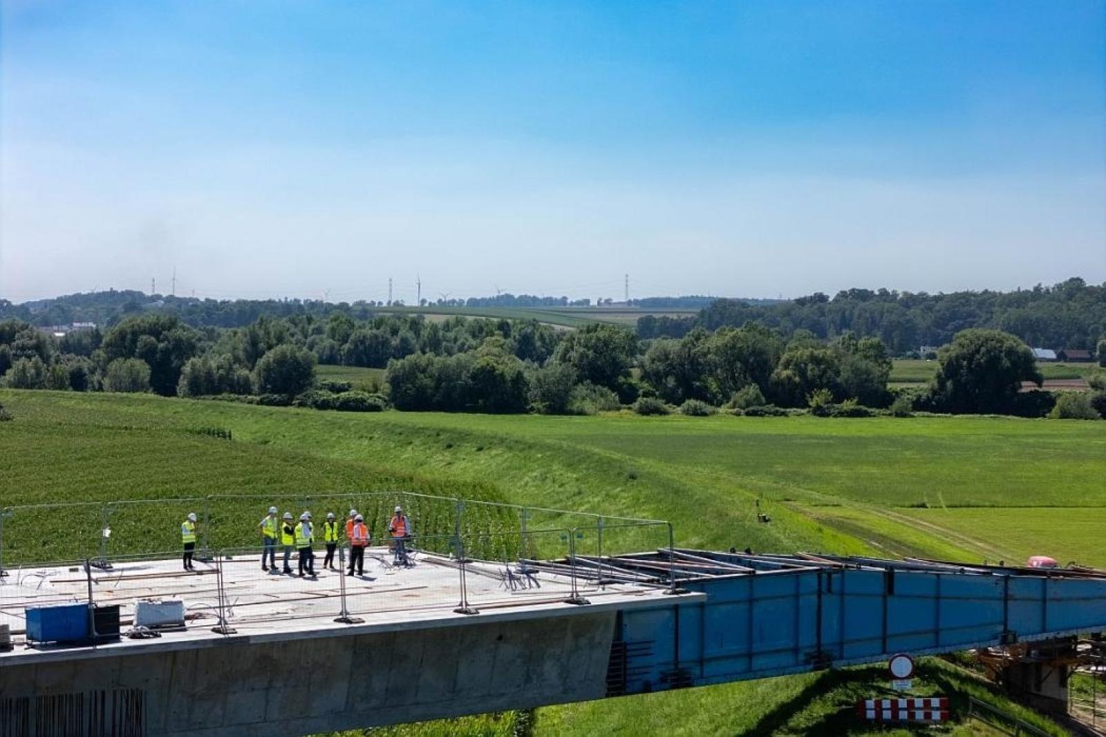 Zdjęcie w galerii na portalu naszraciborz.pl: Nowy most na Odrze rośnie w oczach – z bliska widać, jak powstają jego potężne elementy wiadomości z regionu