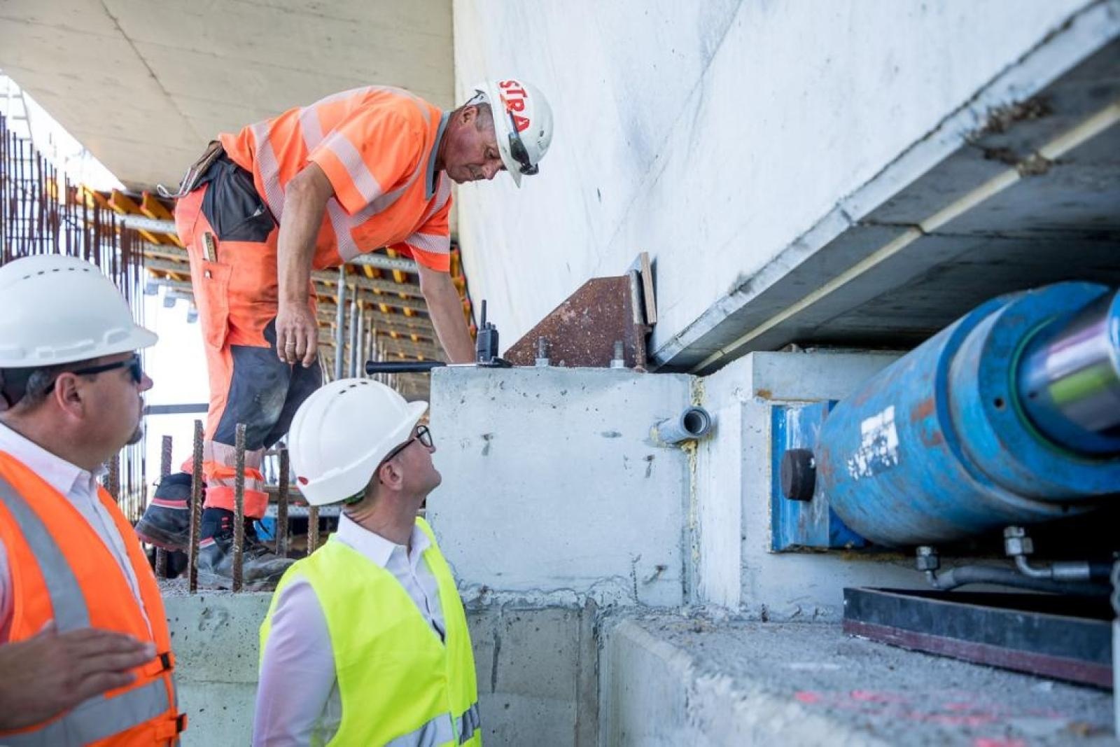 Zdjęcie w galerii na portalu naszraciborz.pl: Nowy most na Odrze rośnie w oczach – z bliska widać, jak powstają jego potężne elementy wiadomości z regionu