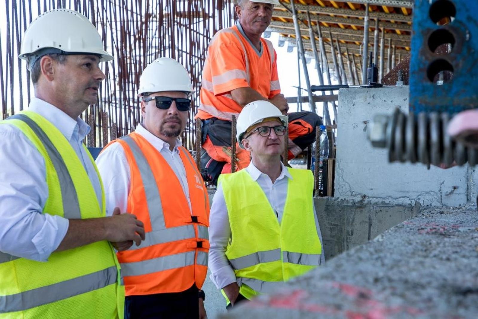 Zdjęcie w galerii na portalu naszraciborz.pl: Nowy most na Odrze rośnie w oczach – z bliska widać, jak powstają jego potężne elementy wiadomości z regionu