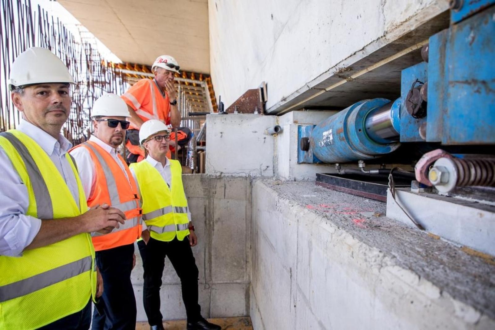 Zdjęcie w galerii na portalu naszraciborz.pl: Nowy most na Odrze rośnie w oczach – z bliska widać, jak powstają jego potężne elementy wiadomości z regionu