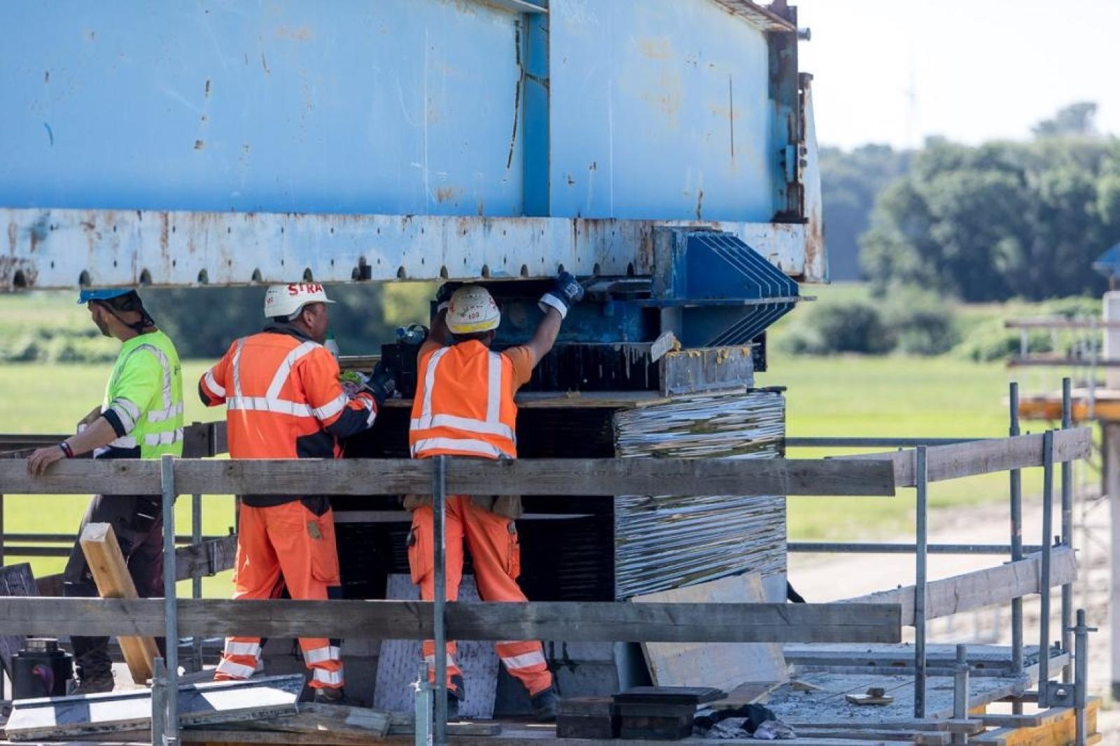 Zdjęcie w galerii na portalu naszraciborz.pl: Nowy most na Odrze rośnie w oczach – z bliska widać, jak powstają jego potężne elementy wiadomości z regionu