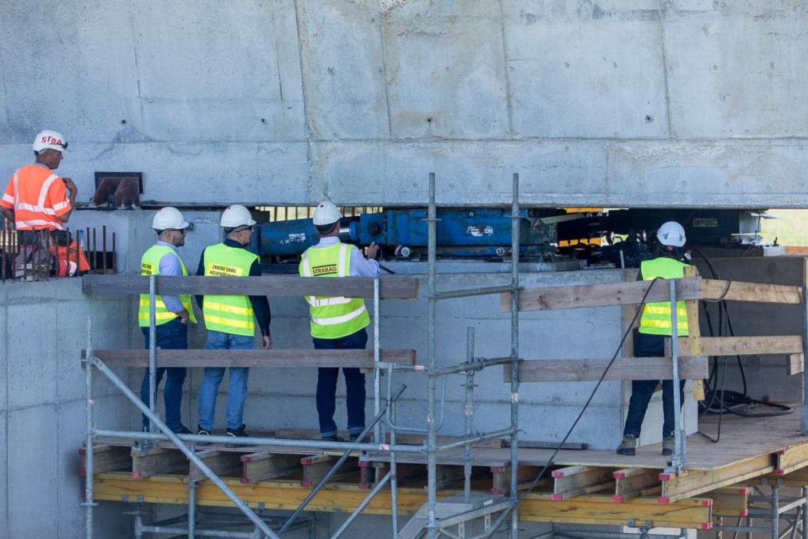 Zdjęcie w galerii na portalu naszraciborz.pl: Nowy most na Odrze rośnie w oczach – z bliska widać, jak powstają jego potężne elementy wiadomości z regionu