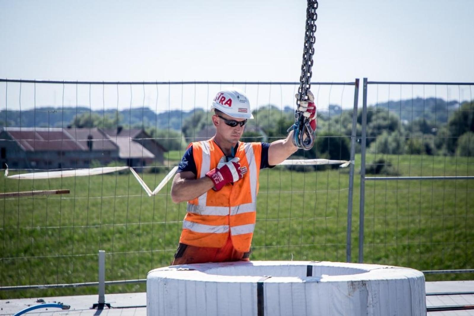 Zdjęcie w galerii na portalu naszraciborz.pl: Nowy most na Odrze rośnie w oczach – z bliska widać, jak powstają jego potężne elementy wiadomości z regionu
