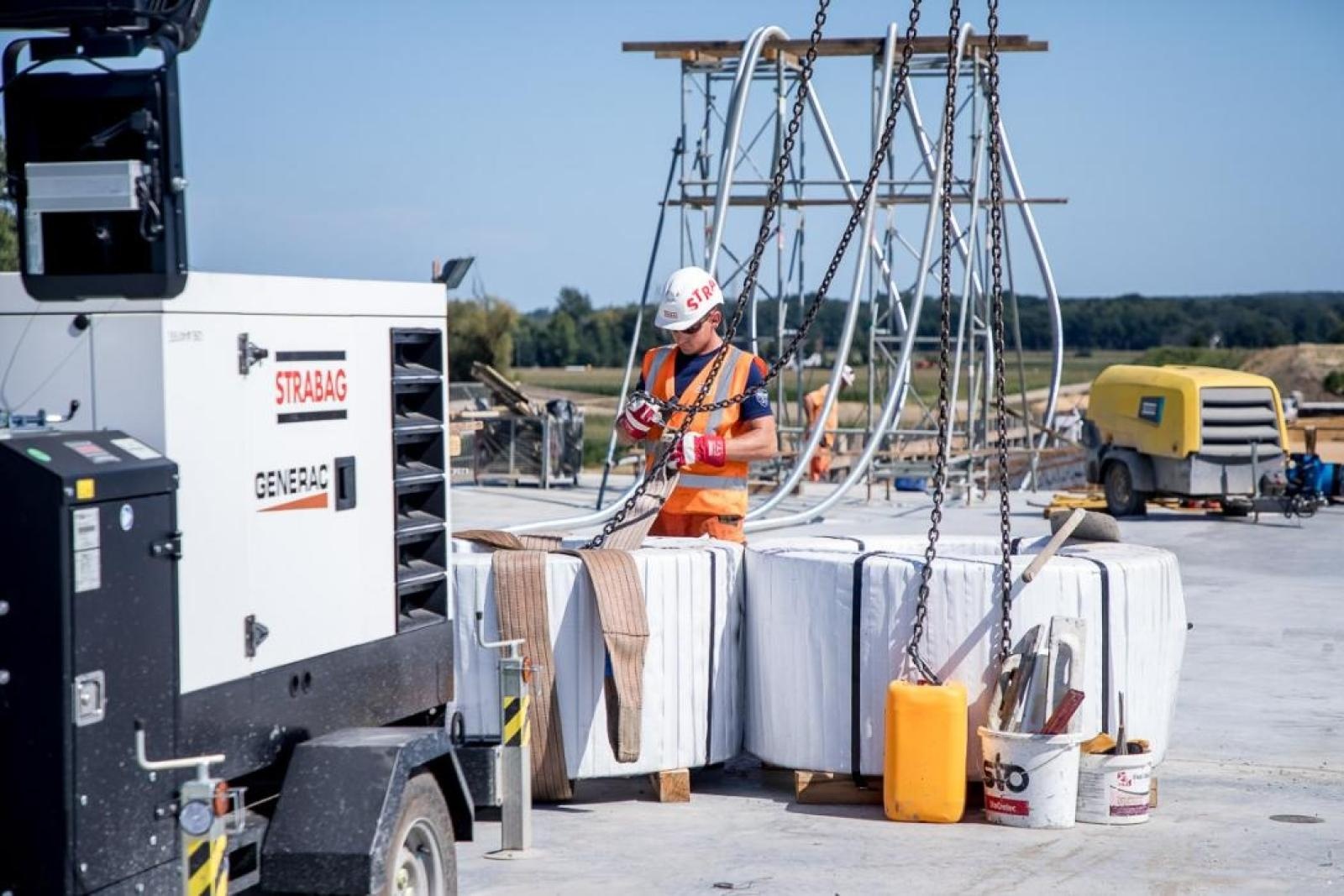 Zdjęcie w galerii na portalu naszraciborz.pl: Nowy most na Odrze rośnie w oczach – z bliska widać, jak powstają jego potężne elementy wiadomości z regionu
