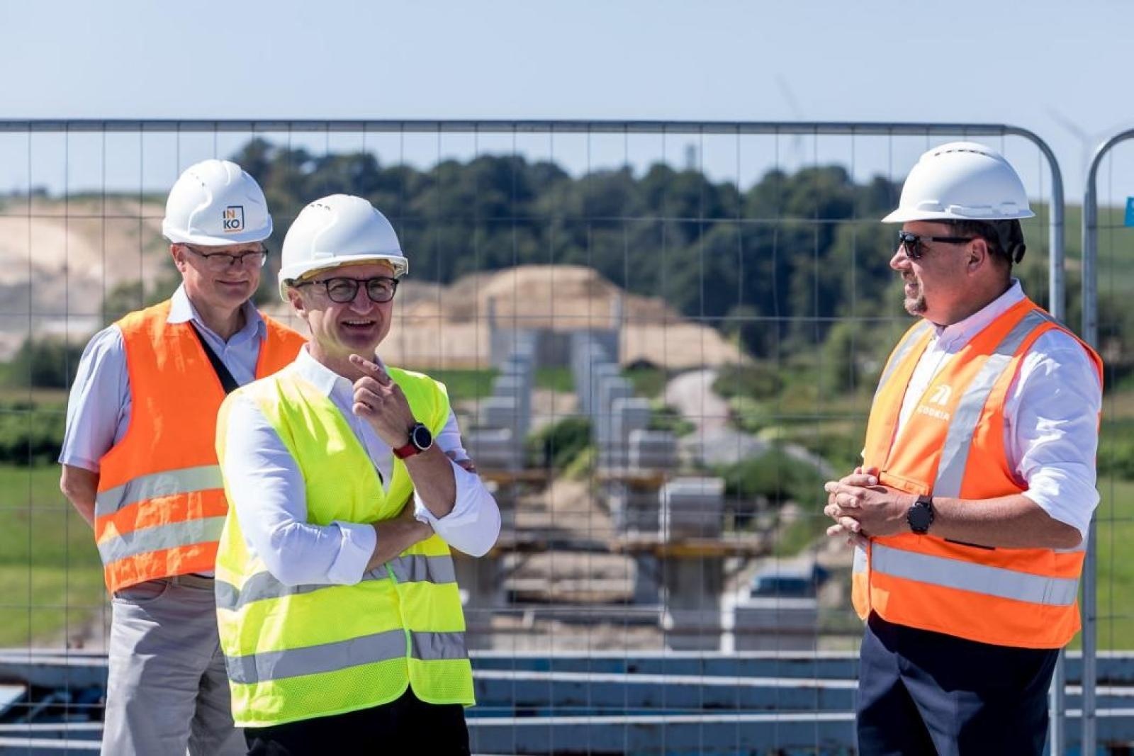 Zdjęcie w galerii na portalu naszraciborz.pl: Nowy most na Odrze rośnie w oczach – z bliska widać, jak powstają jego potężne elementy wiadomości z regionu