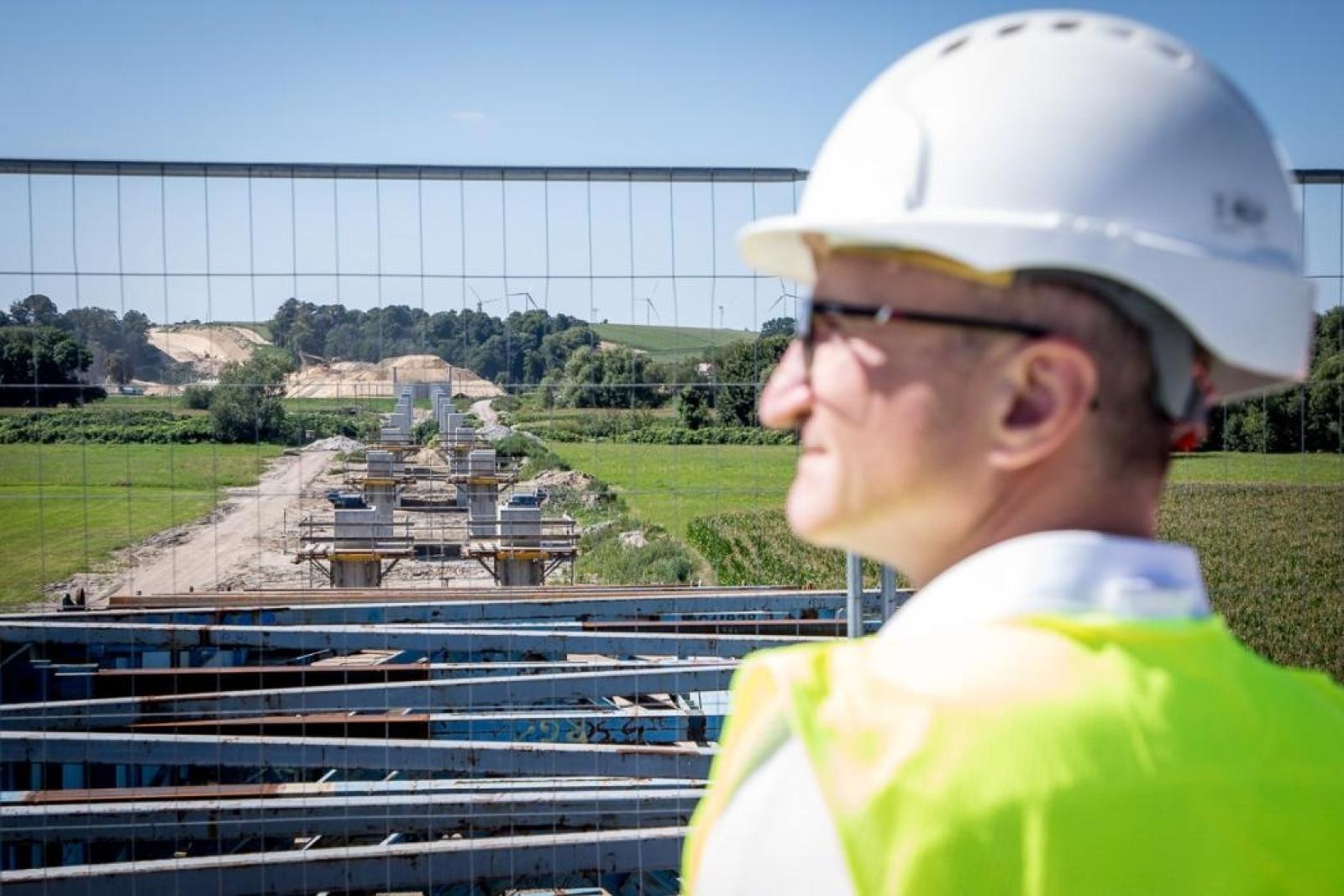 Zdjęcie w galerii na portalu naszraciborz.pl: Nowy most na Odrze rośnie w oczach – z bliska widać, jak powstają jego potężne elementy wiadomości z regionu